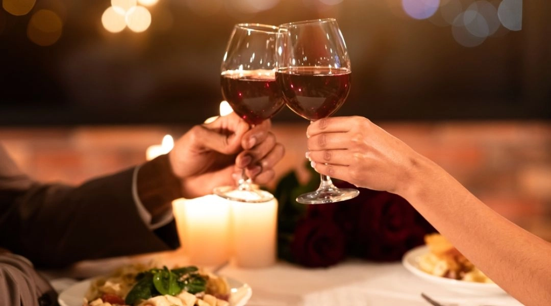 Toast winem podczas walentynkowej kolacji w restauracji, romantyczny wieczór.