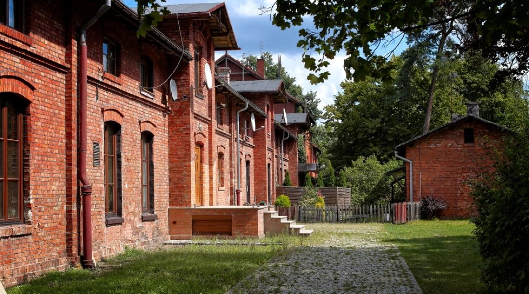 Zabytkowe budynki w Spale wśród lasów Spalskiego Parku Krajobrazowego.