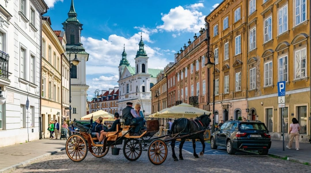 Spacer po Starym Mieście w Warszawie, dorożka i zabytkowe kamienice podczas weekendu.