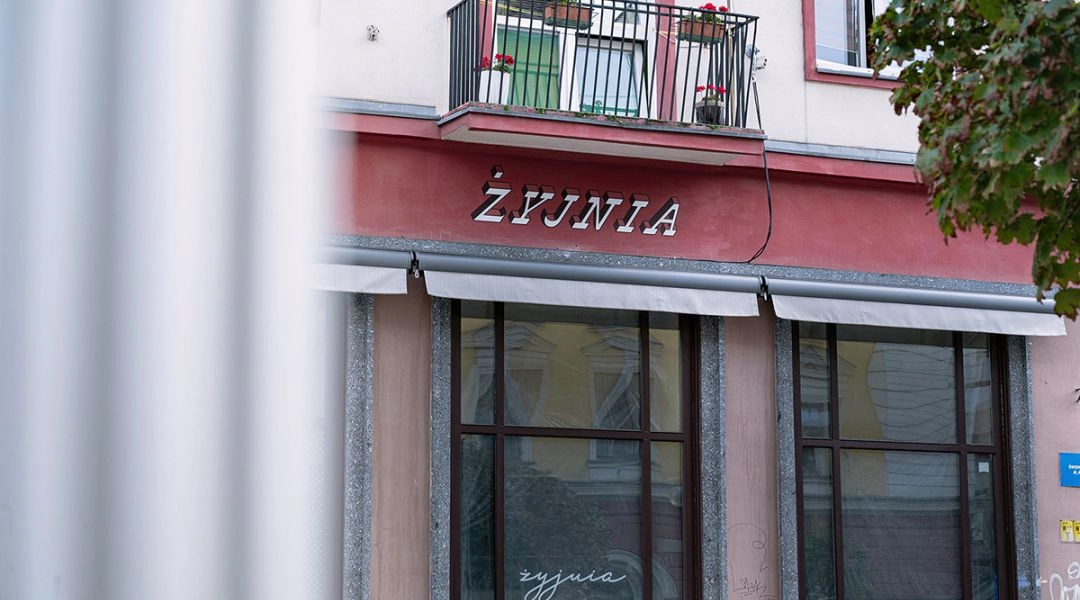 Szyld Żyjnia BWA Wrocław przy ulicy Świdnickiej – wejście do galerii po przebudowie.