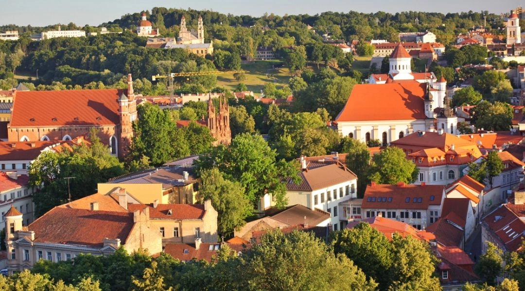 Panorama Wilna z Góry Giedymina, widok na starówkę, kościoły i czerwone dachy miasta.