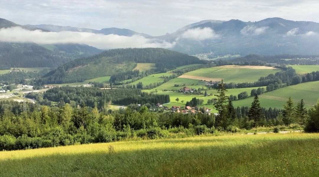 Zielone doliny, pola i zalesione góry Hochsteiermarku w austriackiej Styrii