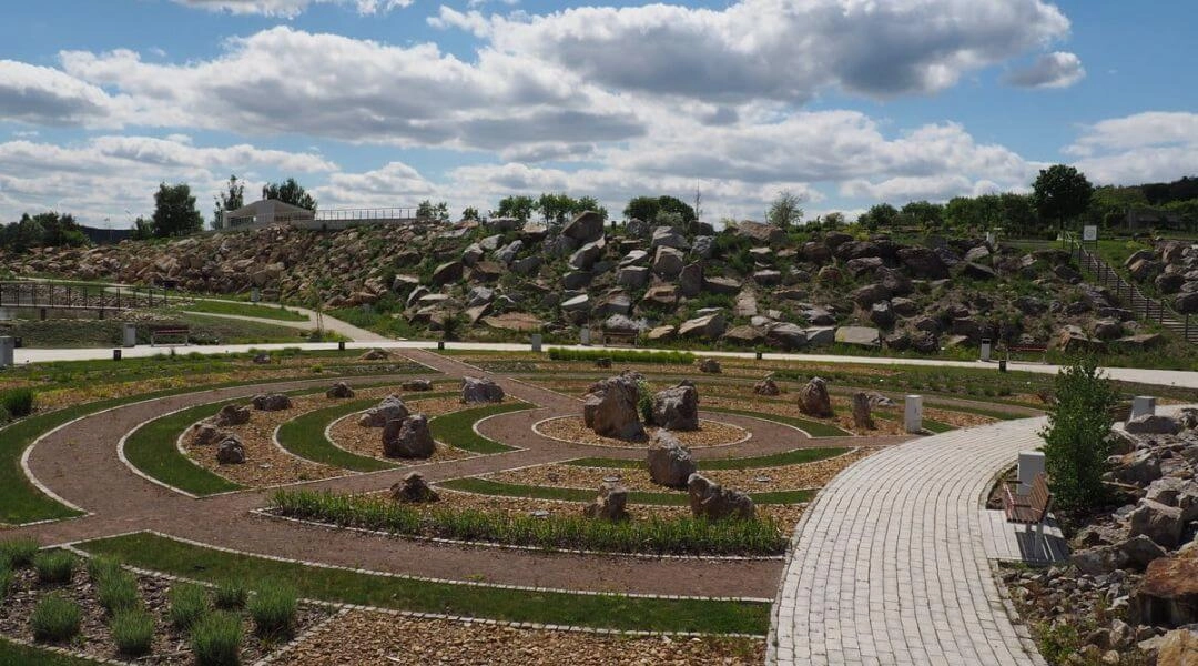 Ogród Botaniczny w Kielcach z alejkami, głazami i uporządkowaną przestrzenią edukacyjną.