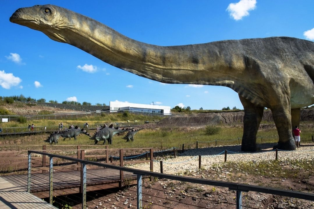 Park Dinozaurów w Krasiejowie, duży model dinozaura na trasie spacerowej