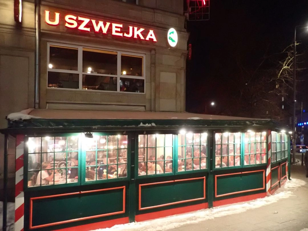 Restauracja U Szwejka na Placu Konstytucji w Warszawie, popularne miejsce na piwo w centrum miasta