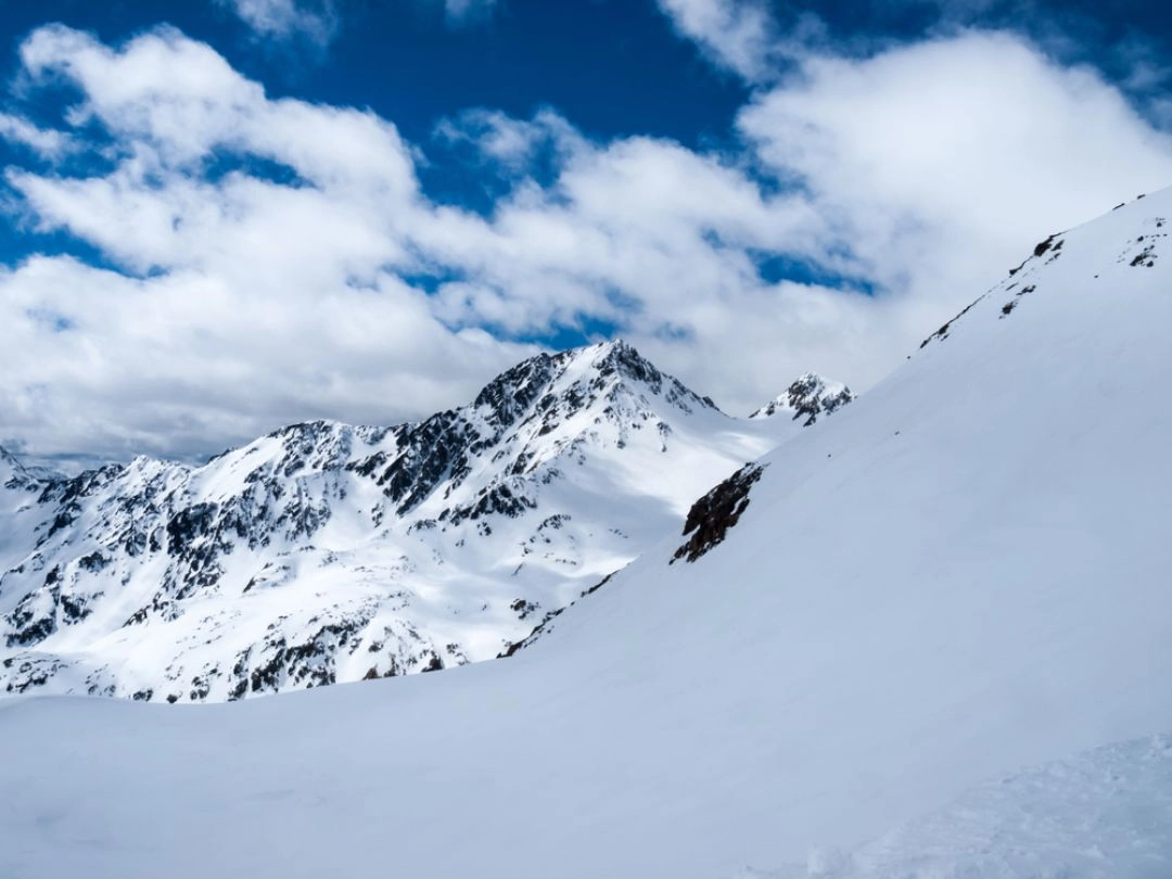 panorama Maso Corto i Val Senales, wioska u stóp lodowca Grawand w Alpach.