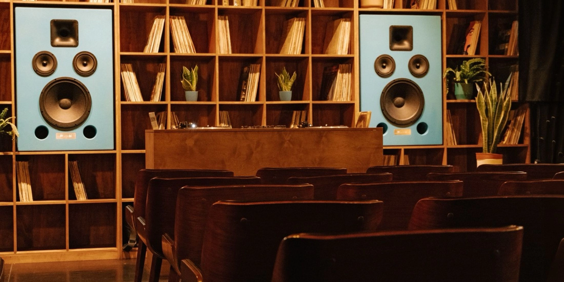 B-Side w Warszawie – listening bar z winylami i audiofilskim sprzętem grającym