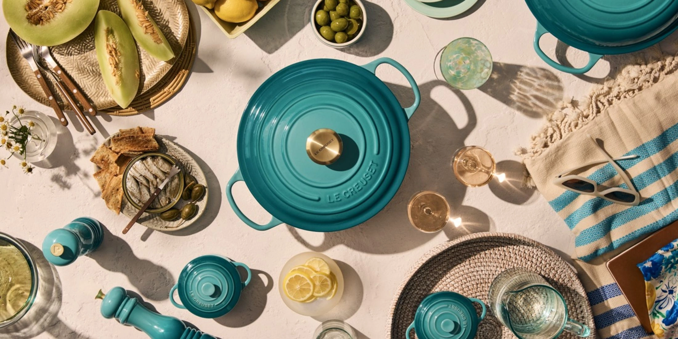 Le Creuset z nowym kolorem. Riviera Bleu, odcień ciepłego morza w kuchni