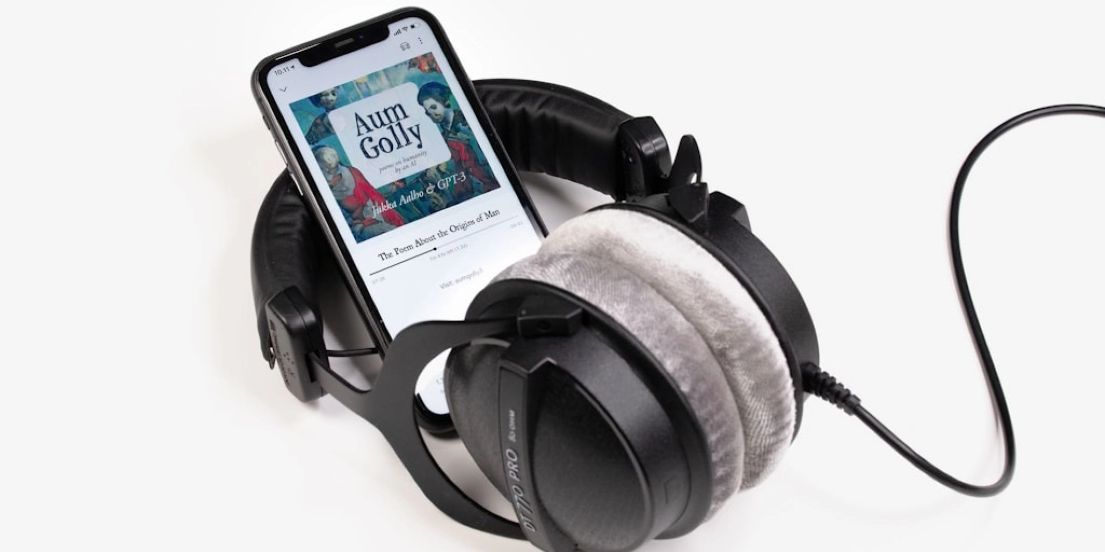 Słuchawki i audiobook na smartfonie.