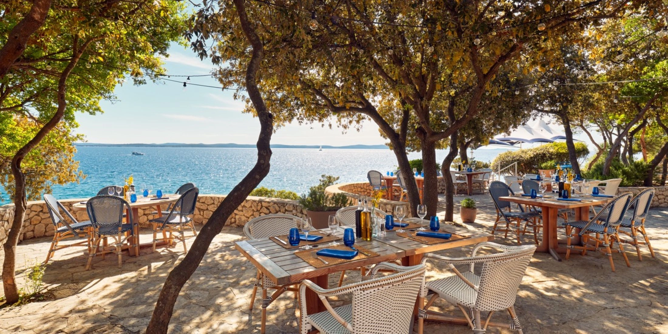 Stoliki ustawione w restauracji nad samym morzem w Punta Skala nakryte do obiadu