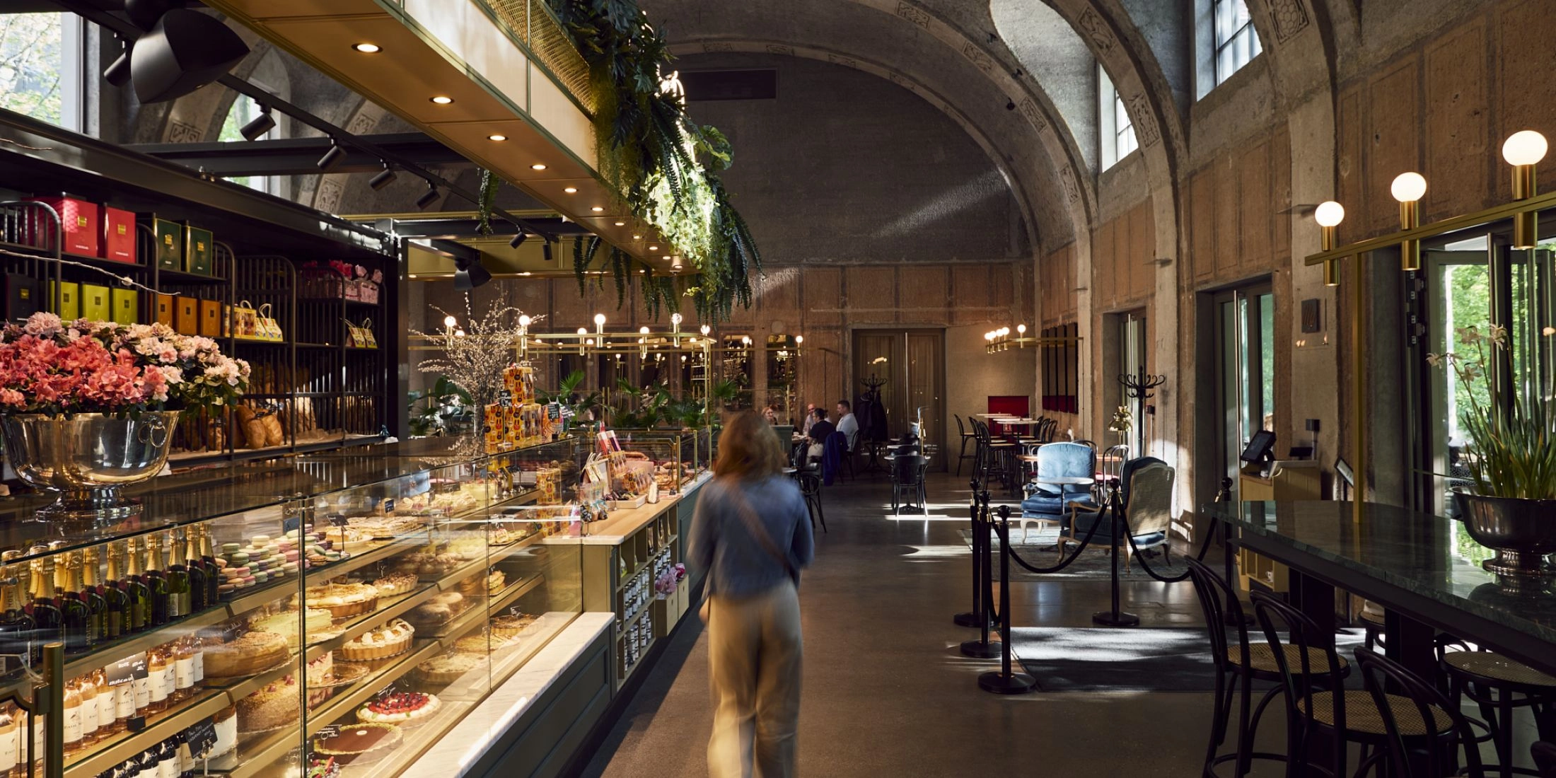 Sala Petit Paris w zabytkowym Betonhausie z ladą pełną francuskich wypieków i wysokim sklepieniem.