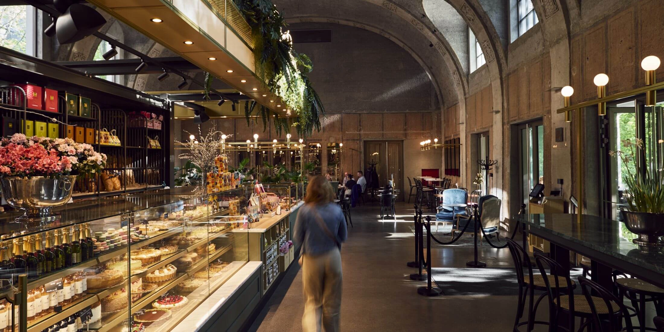 Sala Petit Paris w zabytkowym Betonhausie z ladą pełną francuskich wypieków i wysokim sklepieniem.