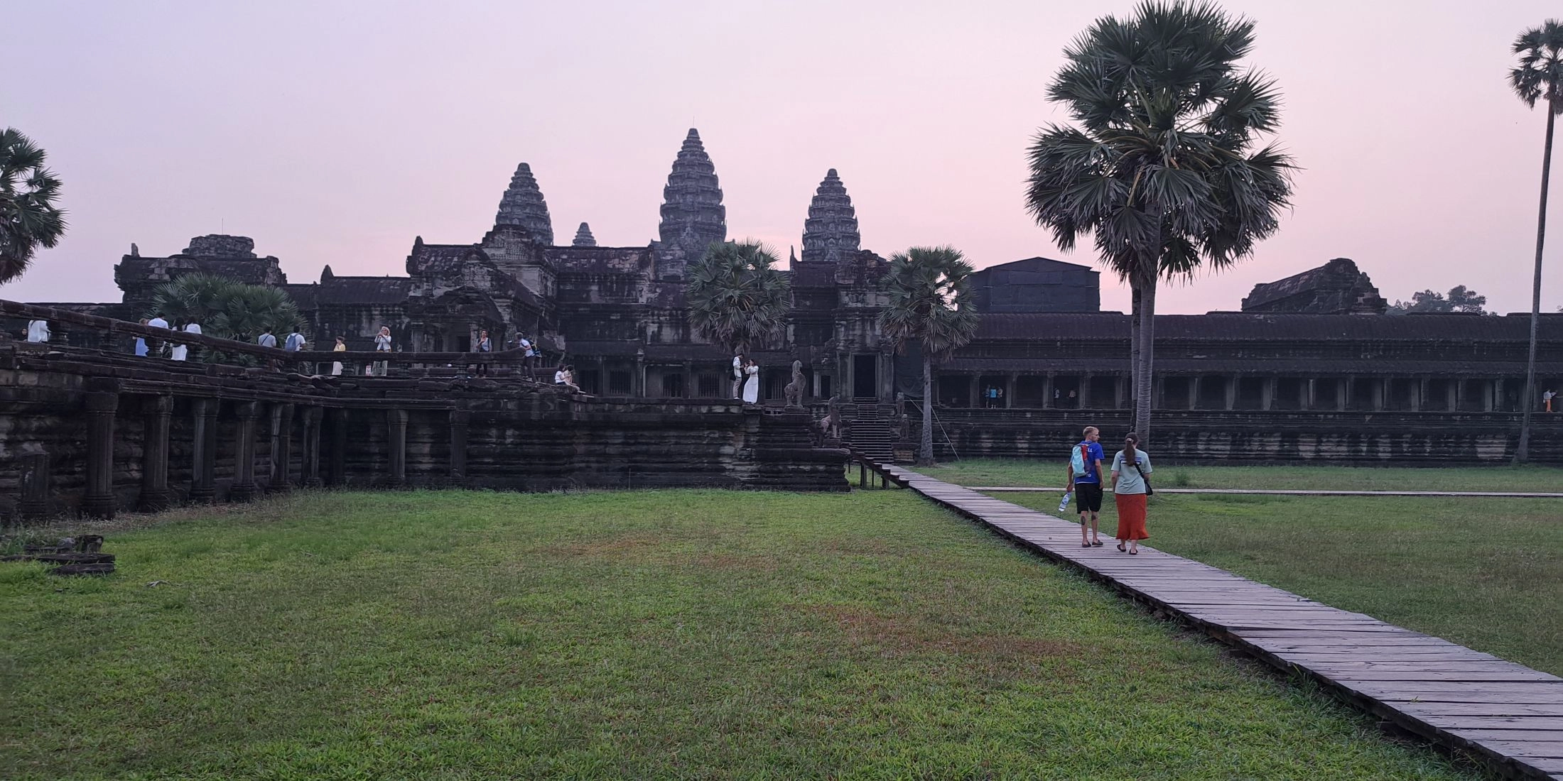 Angkor wat w Kambodży tuż po wschodzie słońca