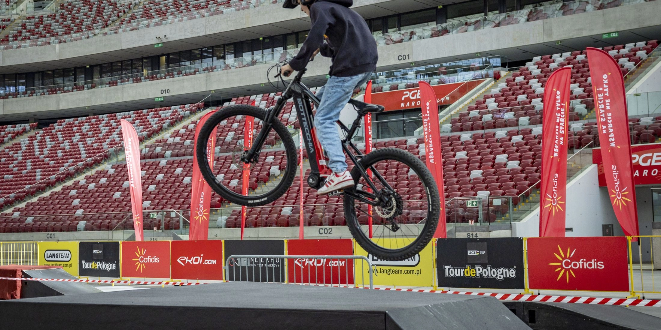 Test roweru na płycie PGE Narodowego podczas BIKE EXPO, jazda próbna na torze testowym