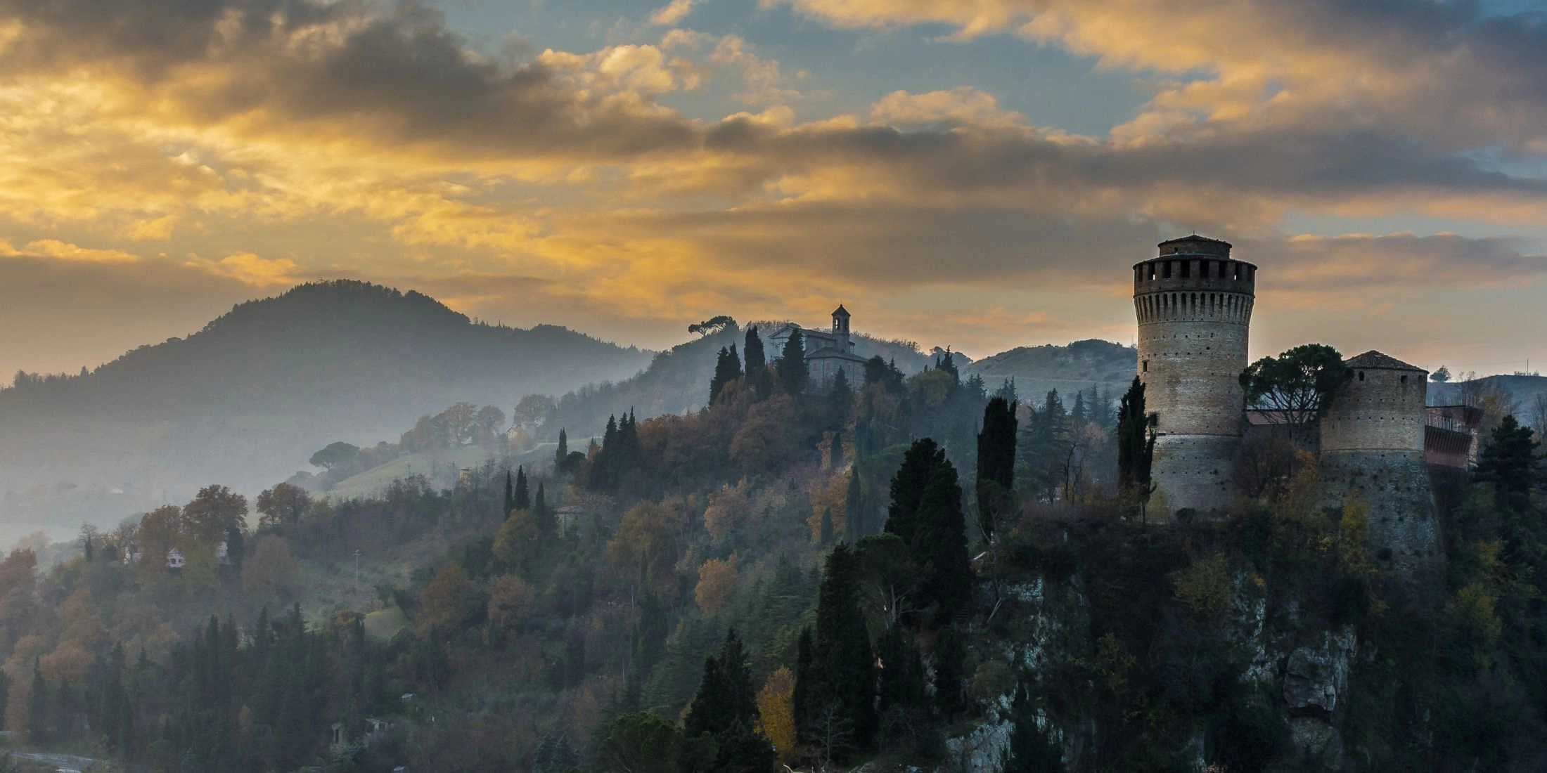 Rocca Manfrediana w Brisighelli na wzgórzu w prowincji Rawenna w regionie Emilia-Romania.