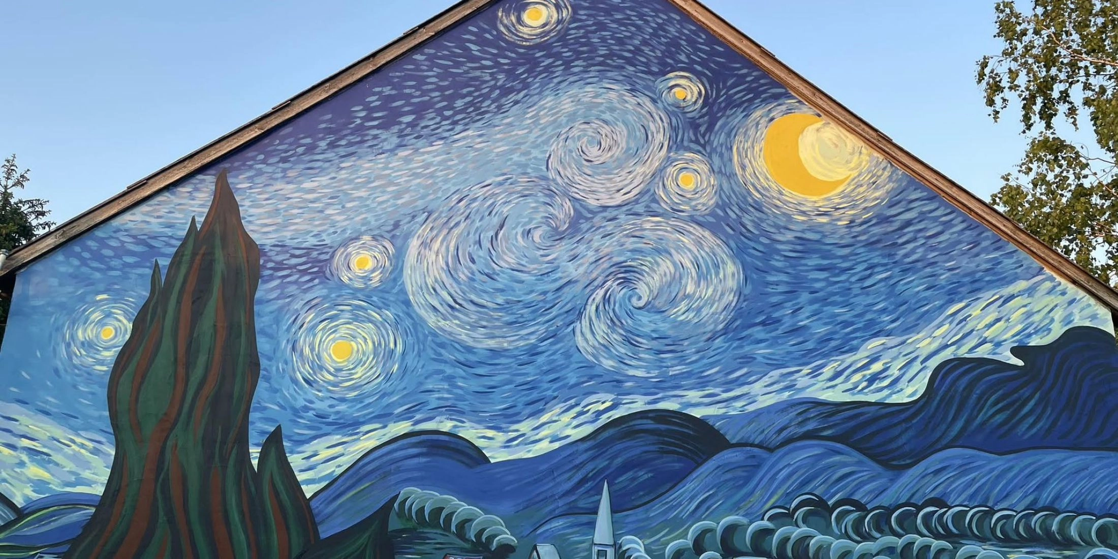 Mural inspirowany „Gwieździstą nocą” Vincenta van Gogha namalowany na elewacji domu w Brzózkach.