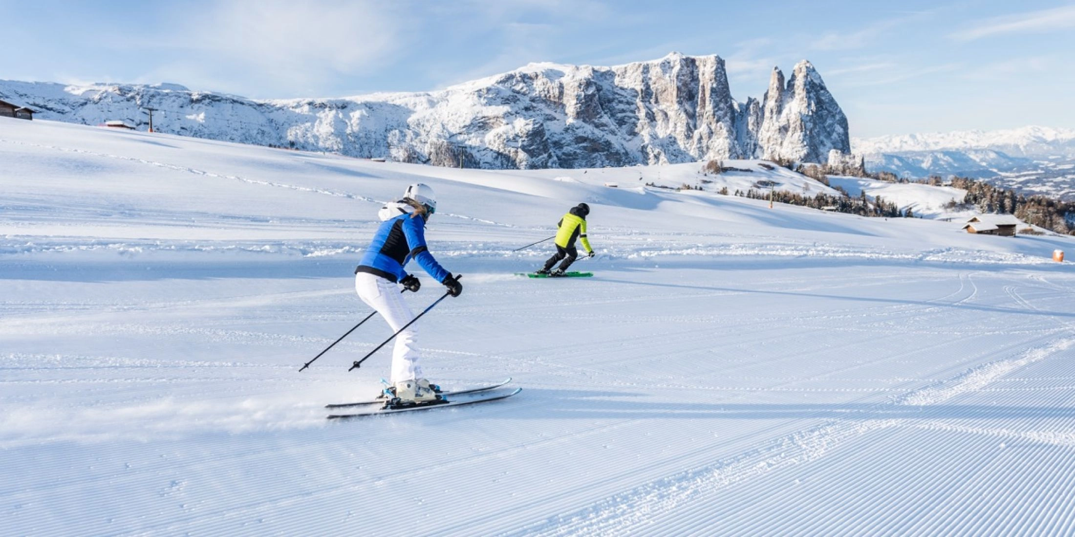 Narciarstwo w Południowym Tyrolu zimą – szeroka trasa i panoramy Dolomitów.