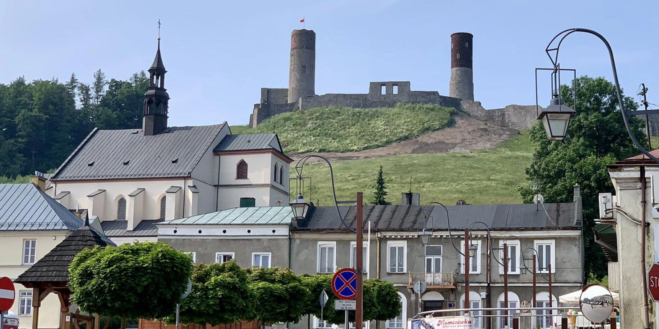 Chęciny i ruiny zamku królewskiego widziane z rynku, Góry Świętokrzyskie.