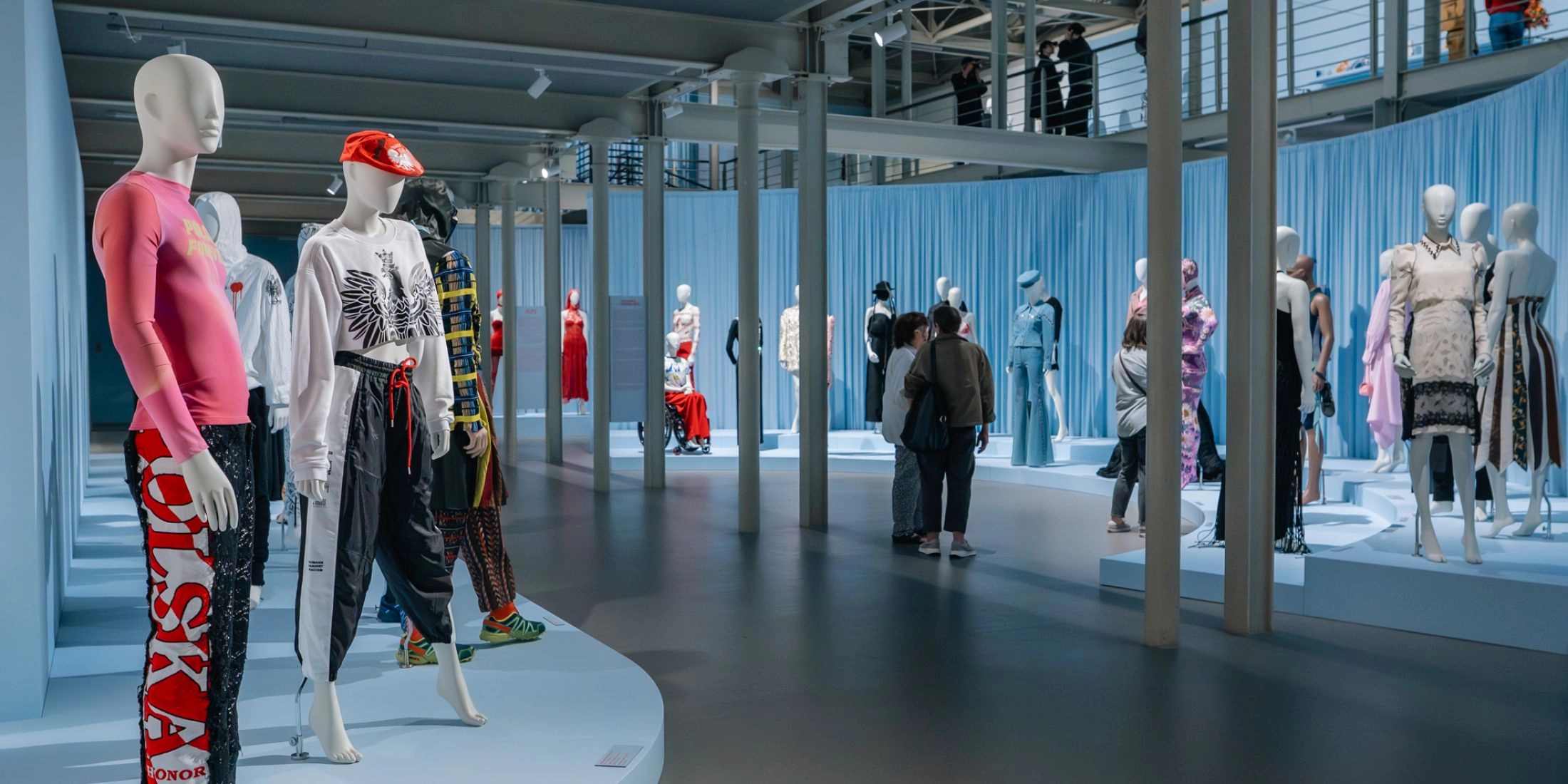 Manekiny w kolorowych stylizacjach na wystawie „Nowa moda polska. Kronika głębokich uczuć” w Łodzi.