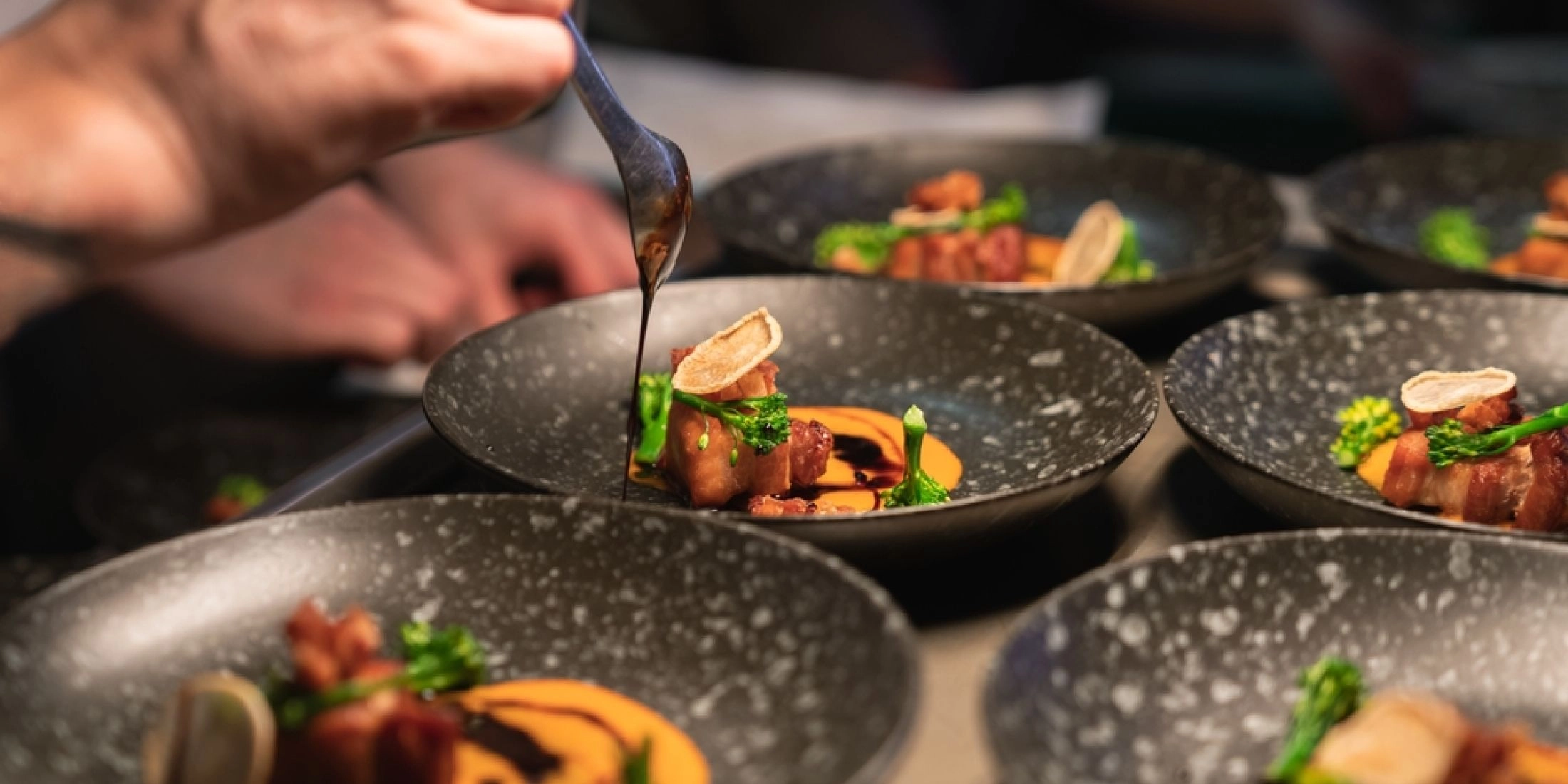 Szef kuchni przygotowuje dania fine dining w restauracji z gwiazdkami Michelin w Polsce