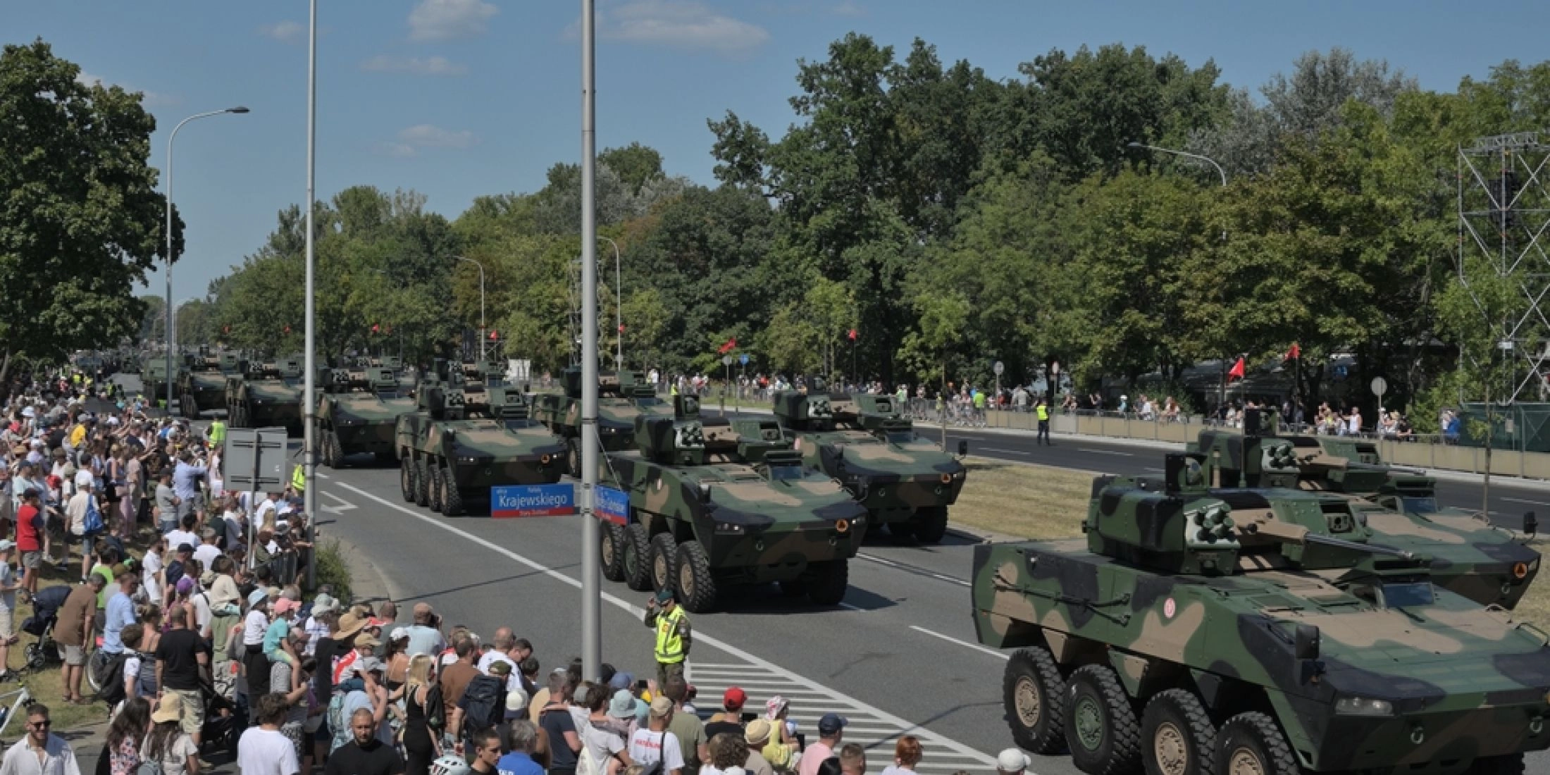 Defilada na Wisłostradzie co roku przyciąga tłumy. Z bliska można zobaczyć pojazdy i uzbrojenie używane przez polską armię.