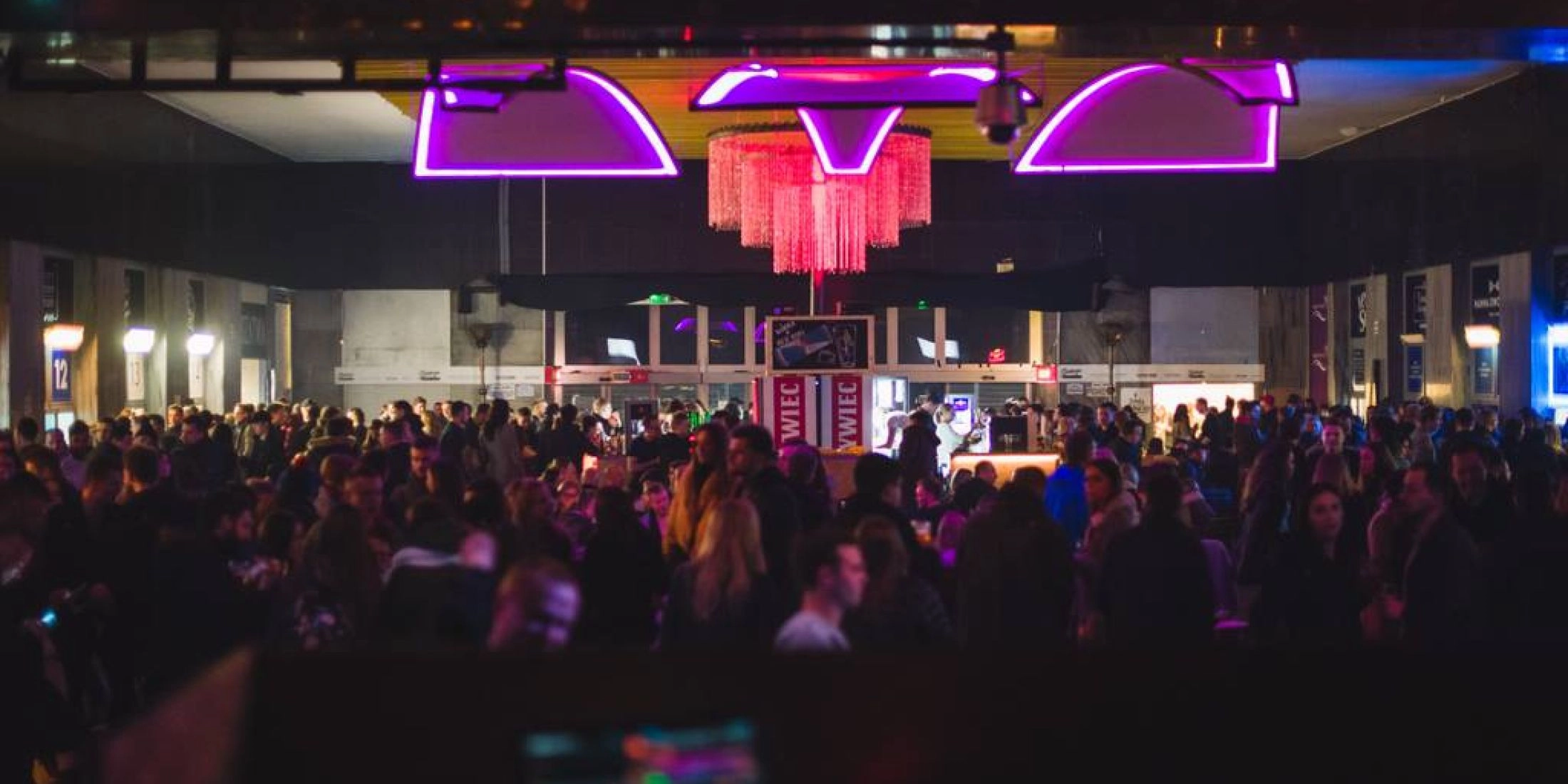 Food Hall Poznań – jedzenie i muzyka na dworcu