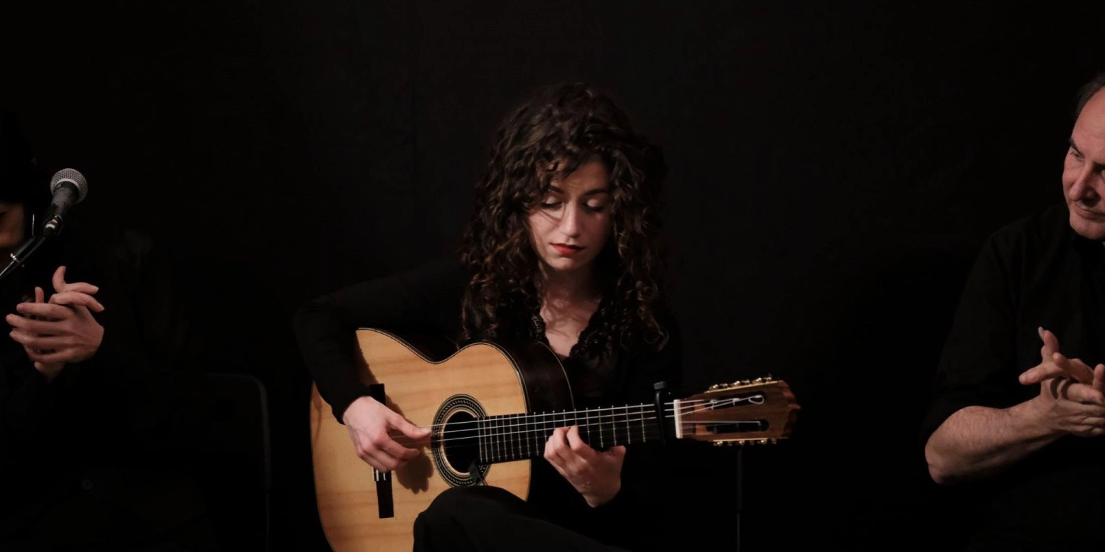 Francesca Turchetti gra na gitarze flamenco podczas koncertu w kameralnej przestrzeni
