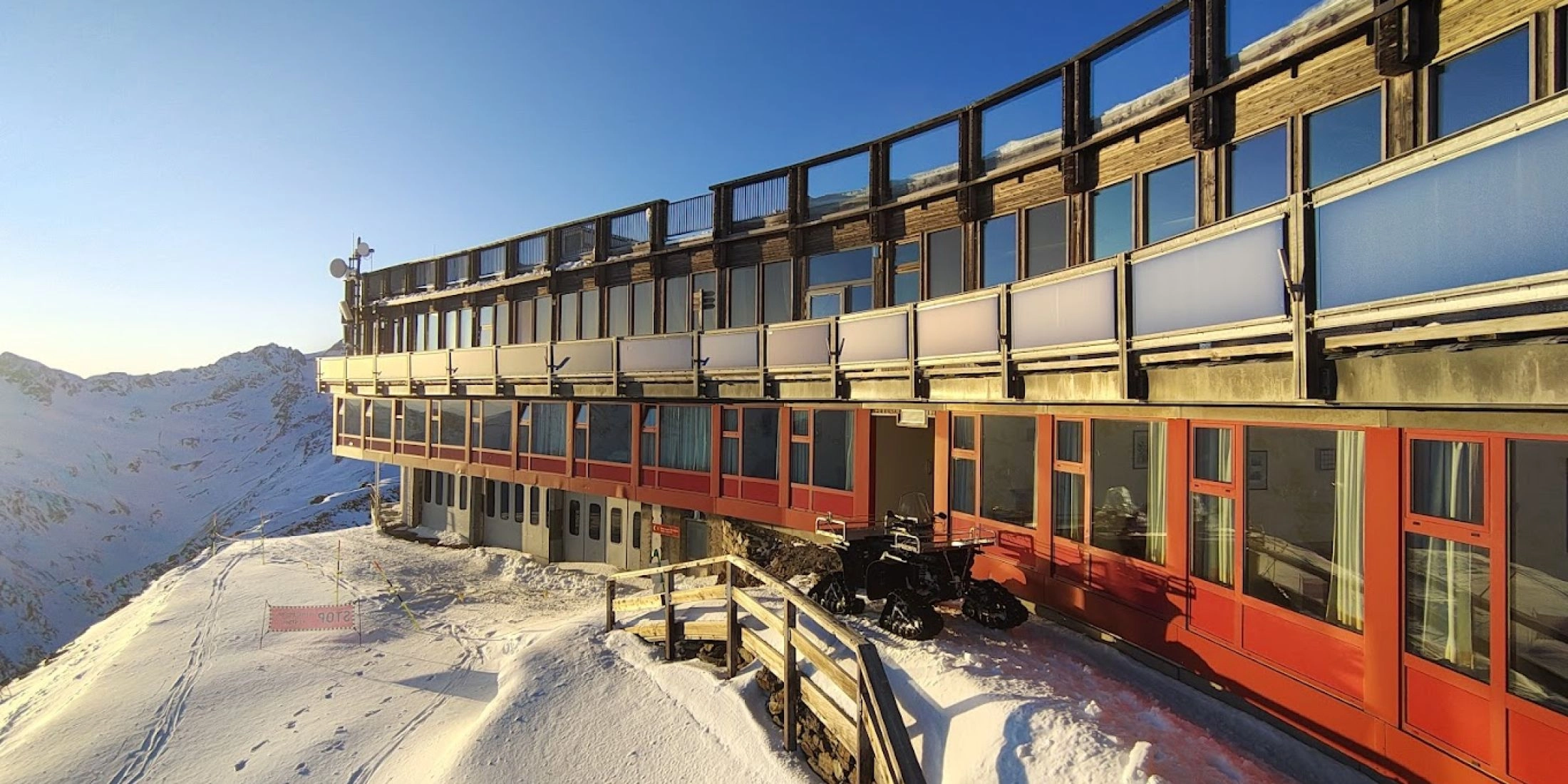 Zewnętrzny widok Glacier Hotel Grawand położonego na śniegu wysoko w Alpach