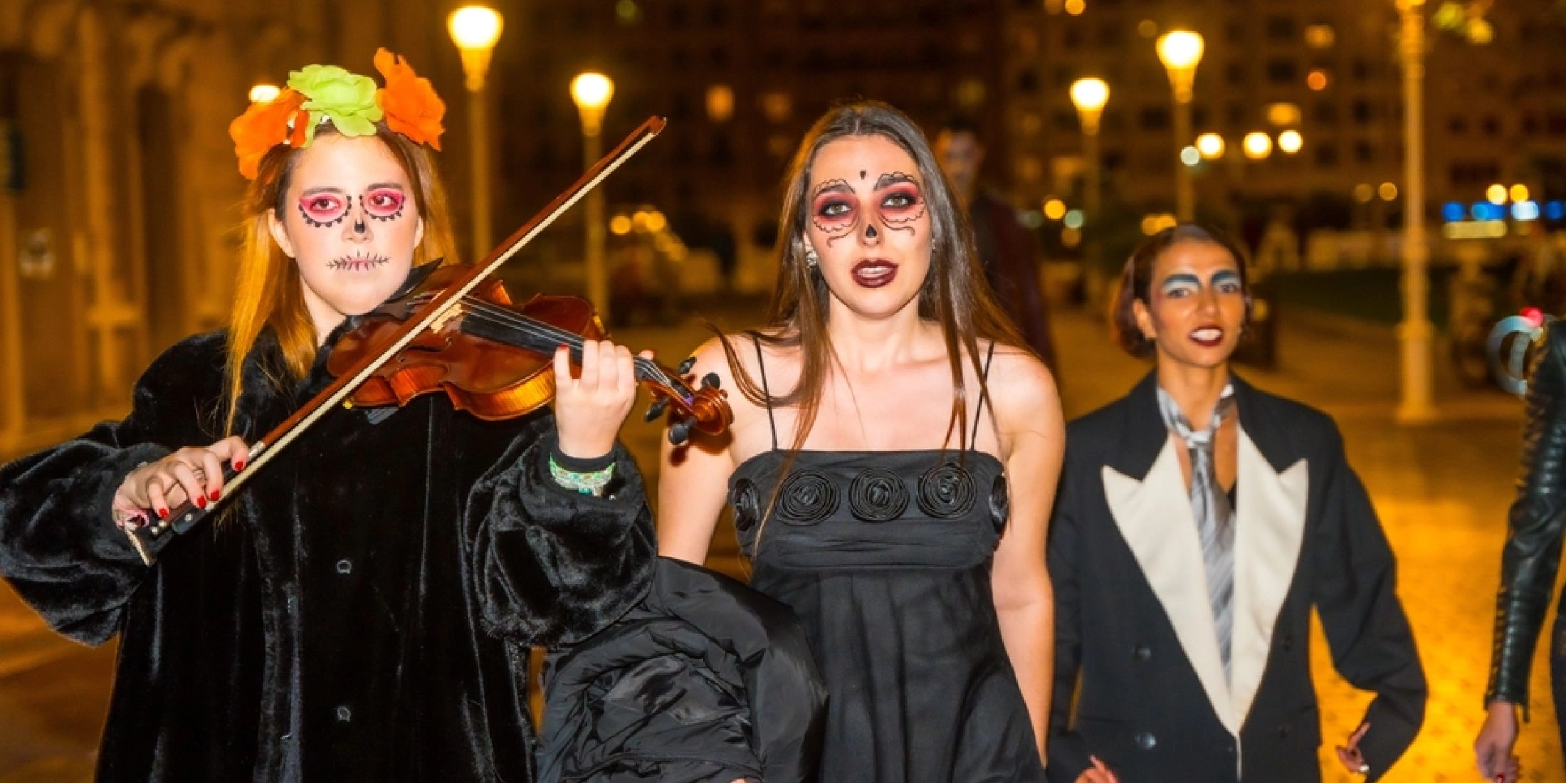 Gdzie na Halloween w Europie - przebrani imprezowicze