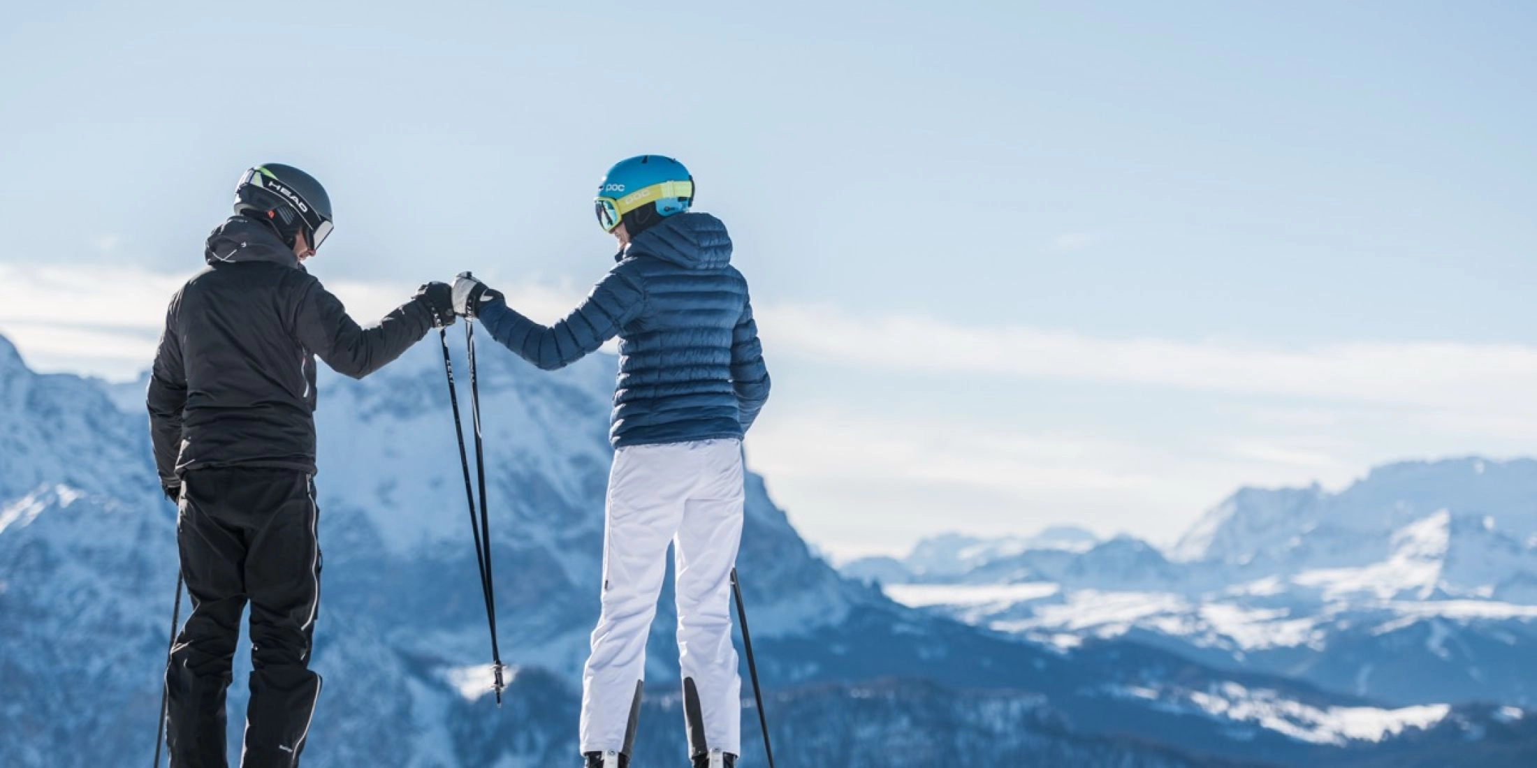 Narciarze podziwiający panoramę Dolomitów na szczycie Plan de Corones