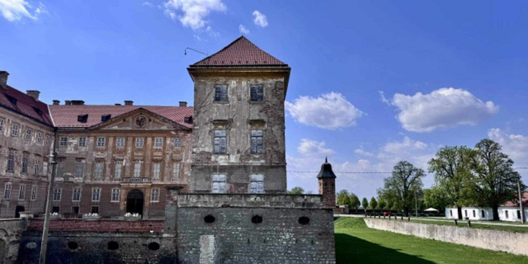 Zamek w Holíču na Słowacji z widocznym dziedzińcem, murami obronnymi i barokowo-klasycystyczną zabudową.