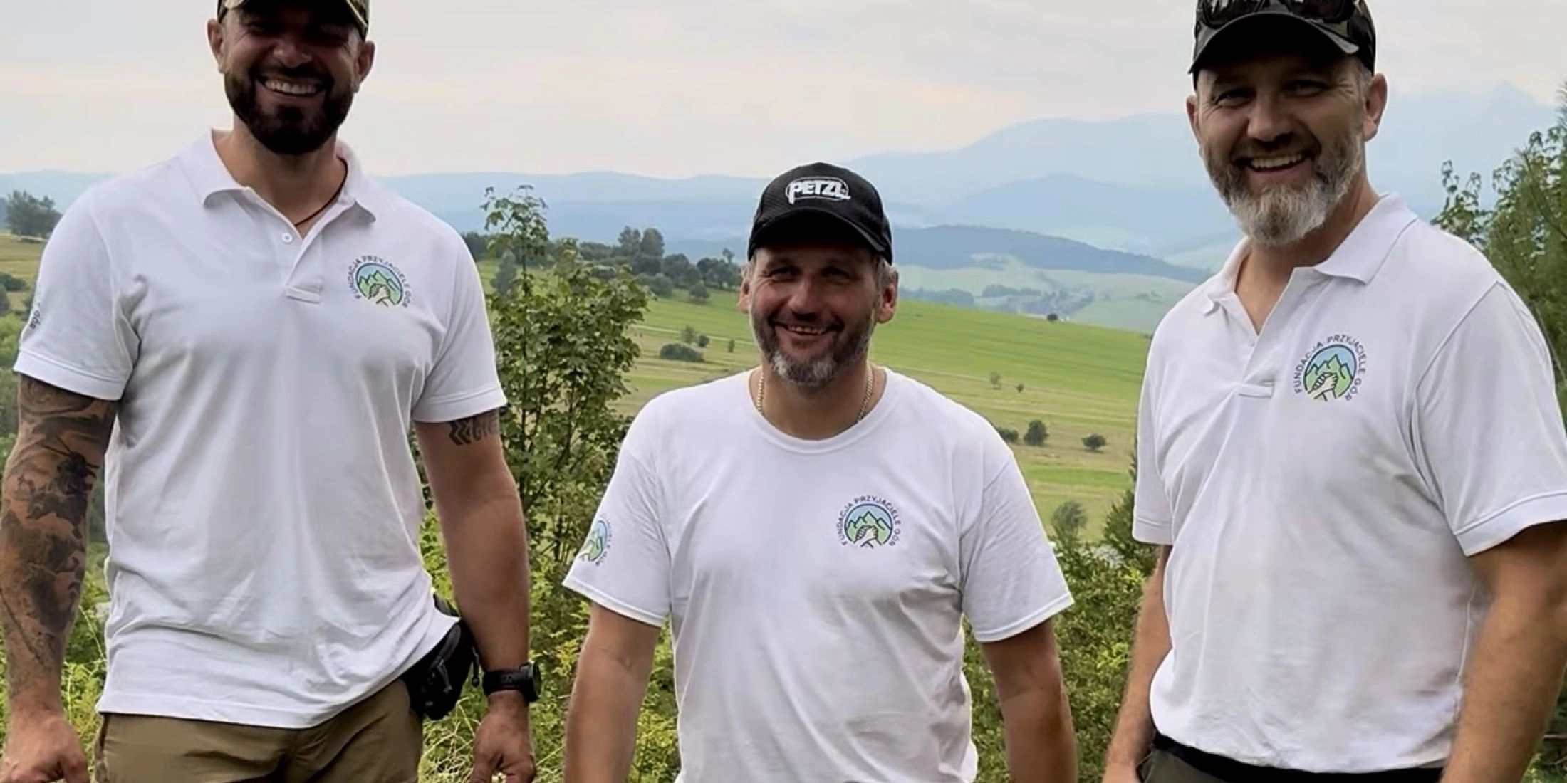 Maciej Gębala, Marek Ciaś i Patrycjusz Ceran z Fundacji Przyjaciele Gór na tle pienińskiego krajobrazu.