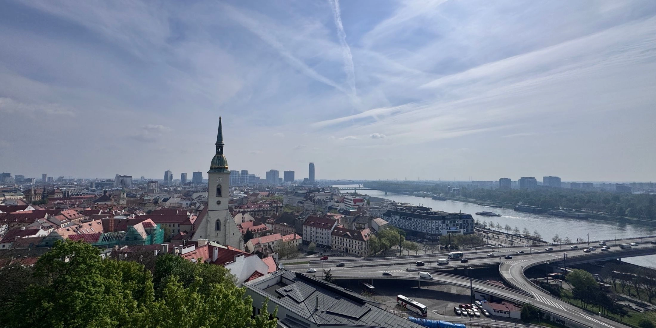 Panorama Bratysławy z widokiem na Dunaj, dachy starego miasta, katedrę św. Marcina i most SNP.