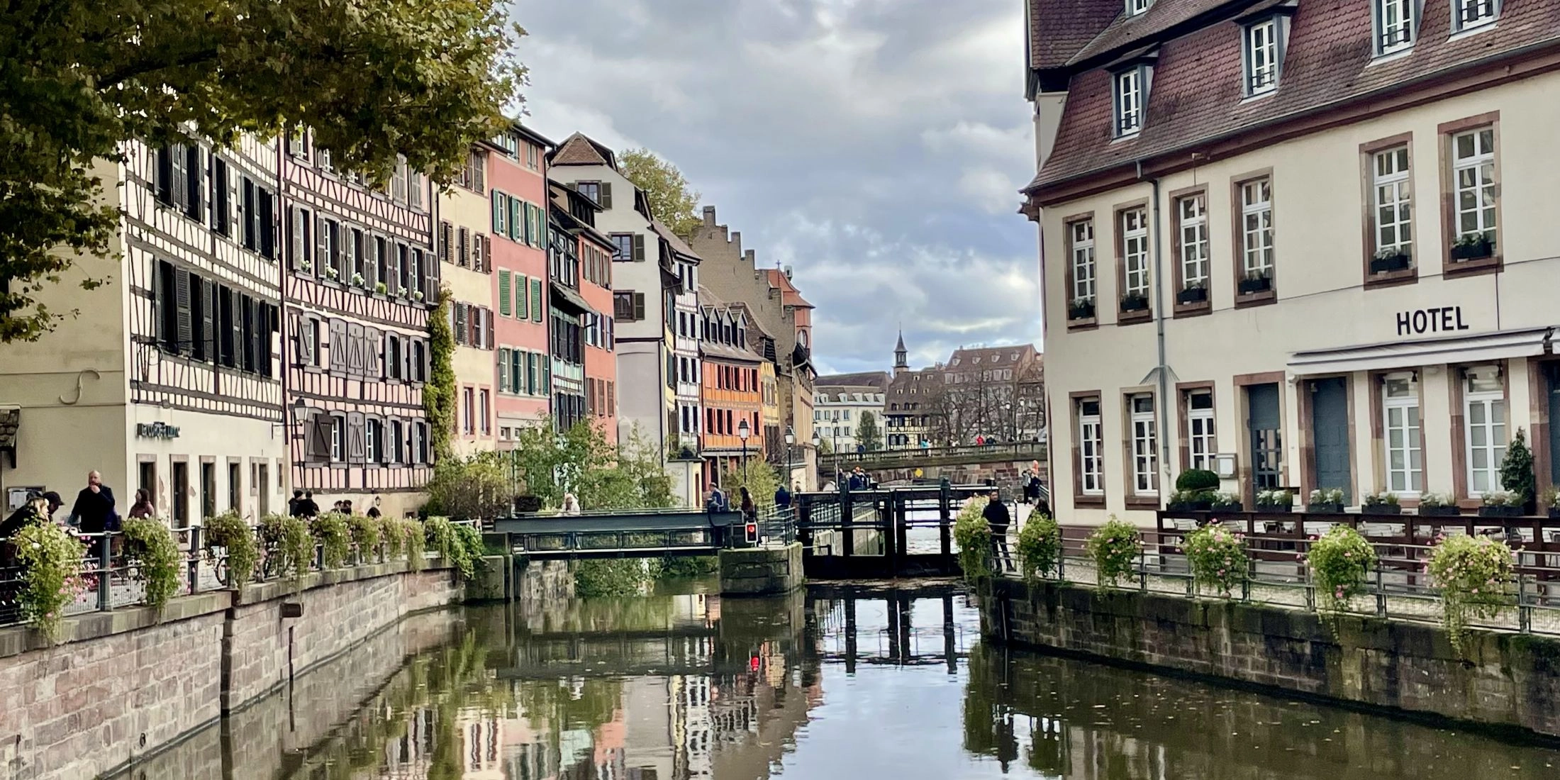 Petite France Strasburg kolorowe domy nad kanałem.