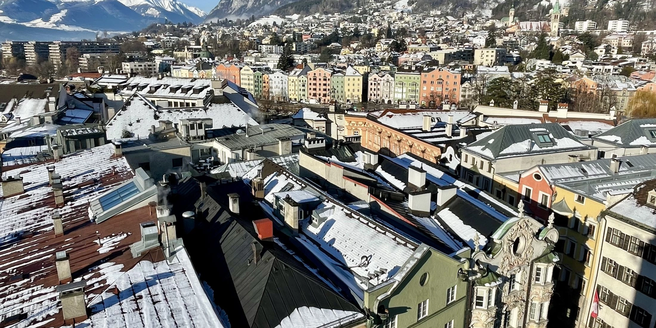 Panorama Innsbrucka zimą z widokiem na dachy miasta i ośnieżone Alpy