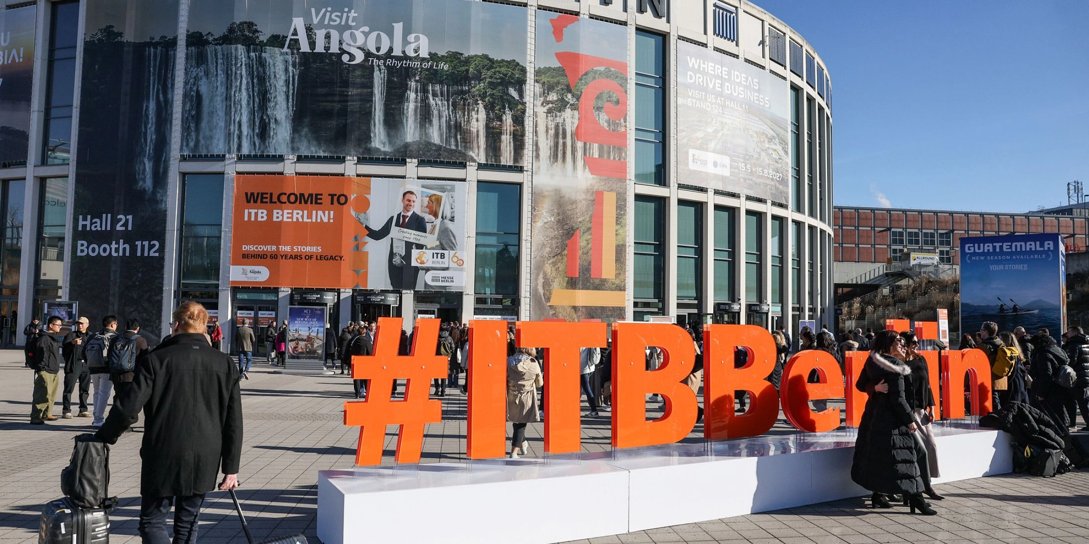 Wejście na targi turystyczne ITB Berlin 2026 przed halą Messe Berlin z charakterystycznym napisem #ITBBerlin
