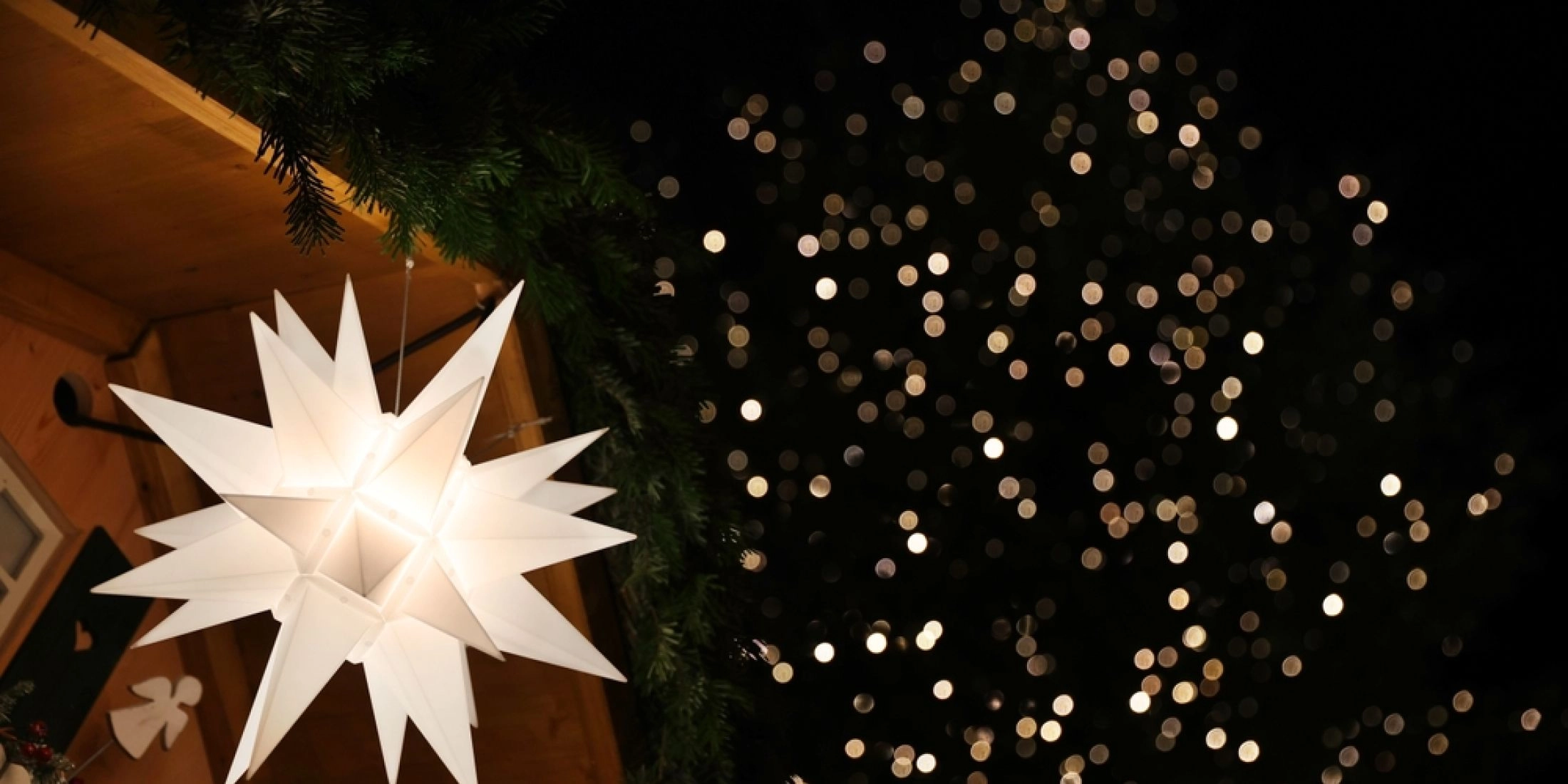 Papierowa gwiazda bożonarodzeniowa zawieszona na stoisku podczas targów HOP Christmas w Warszawie