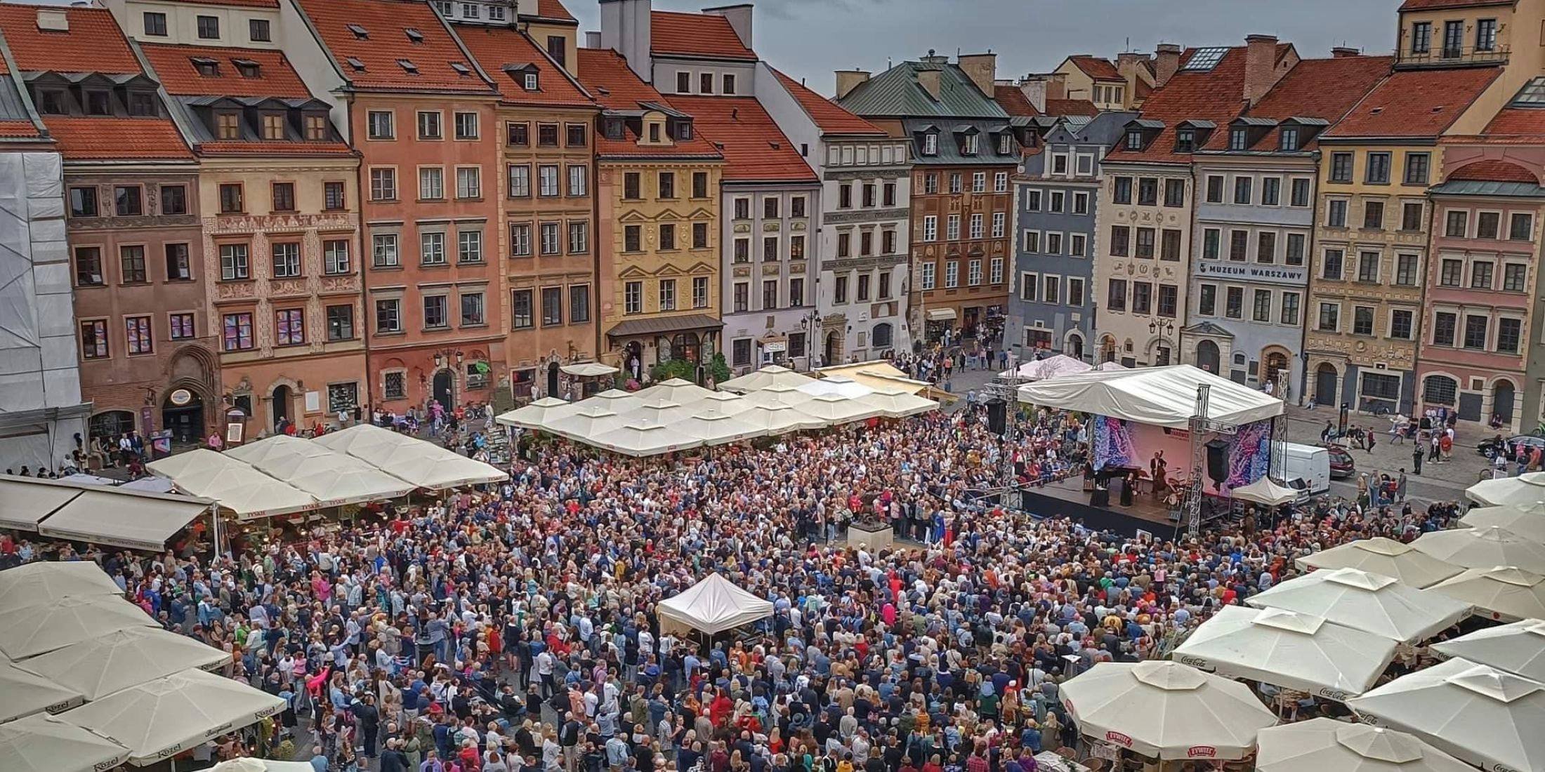 Rynek Starego Miasta w Warszawie podczas jednego z koncertów 32. Międzynarodowego Plenerowego Festiwalu Jazz na Starówce.