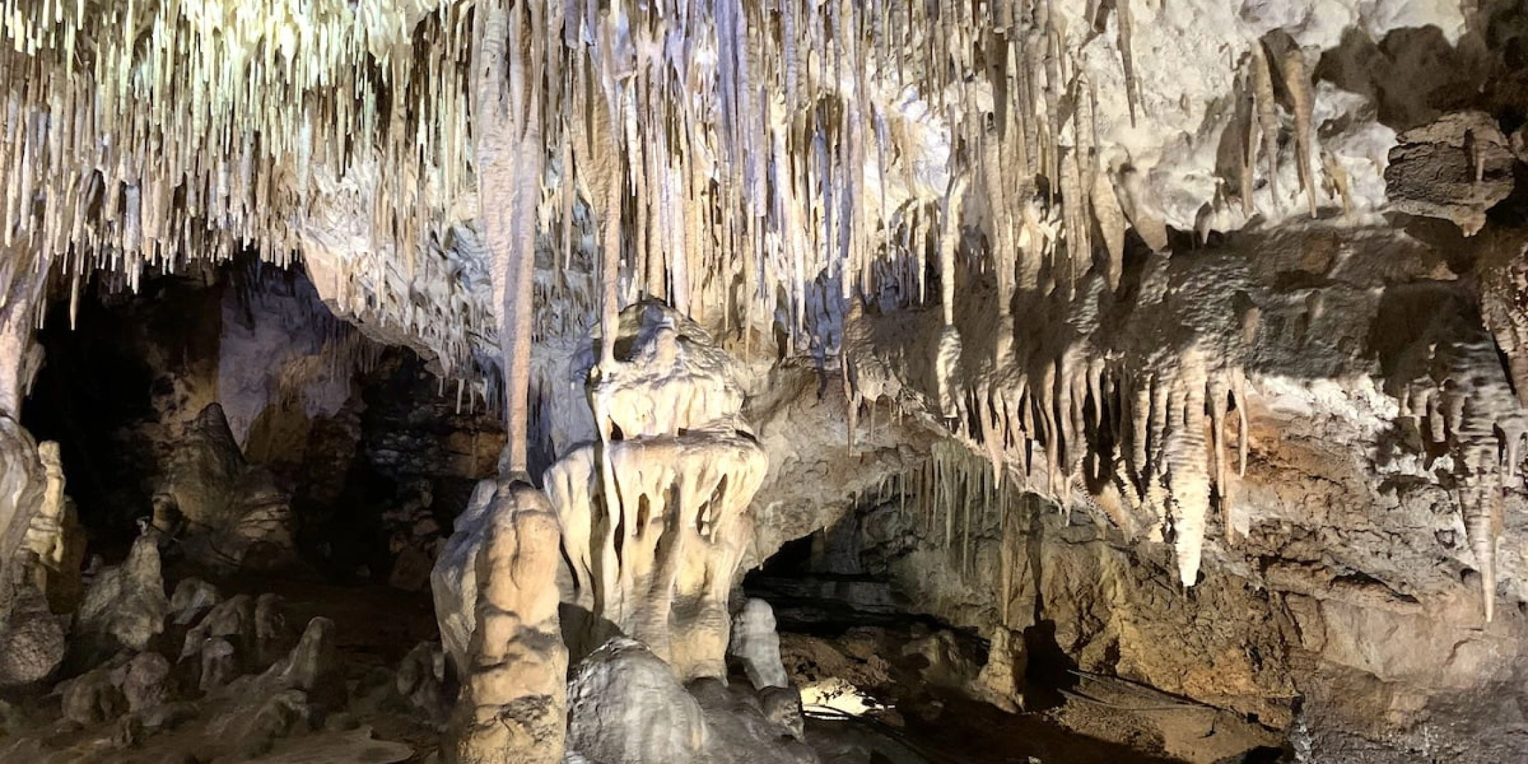 Nacieki skalne w Jaskini Raj w Geoparku Świętokrzyskim UNESCO.