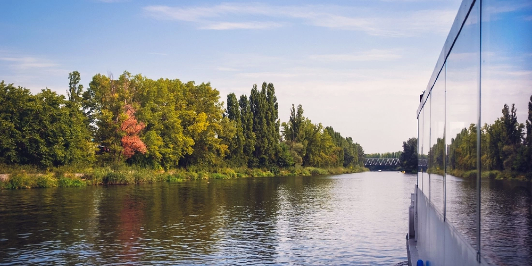 Widok z łodzi na zieleń rosnącą wzdłuż Kanału Żerańskiego.
