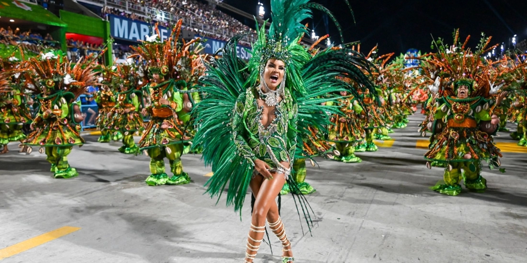 Solistka szkoły samby w zielonym kostiumie podczas parady karnawałowej na Sambodromie w Rio de Janeiro