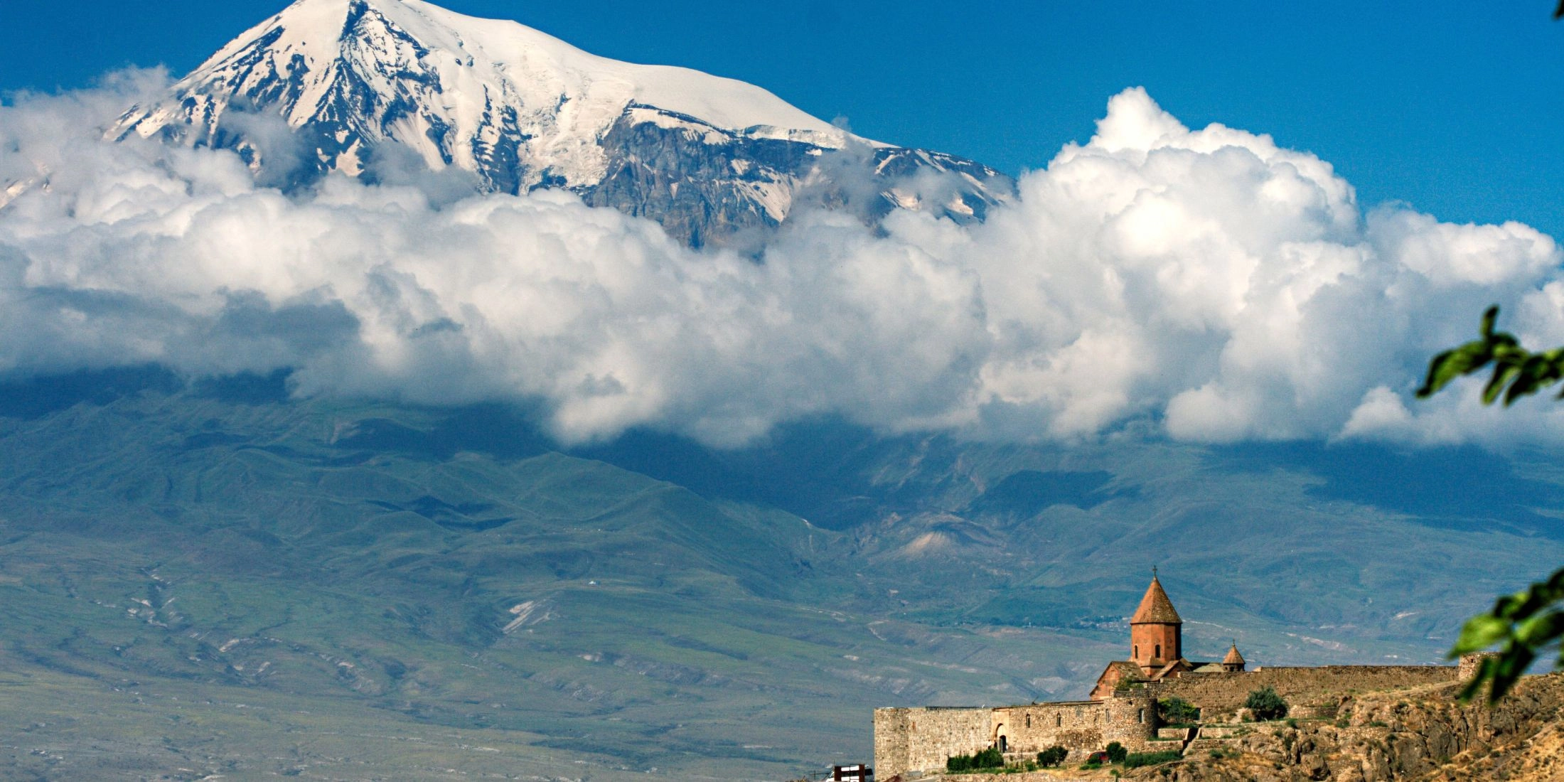 Klasztor Chor Wirap na tle góry Ararat w Armenii
