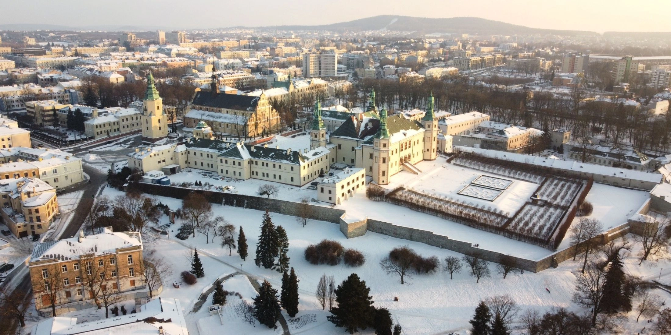 Pałac Biskupów Krakowskich Kielce zimą, widok z lotu ptaka na zabytkowe centrum miasta.
