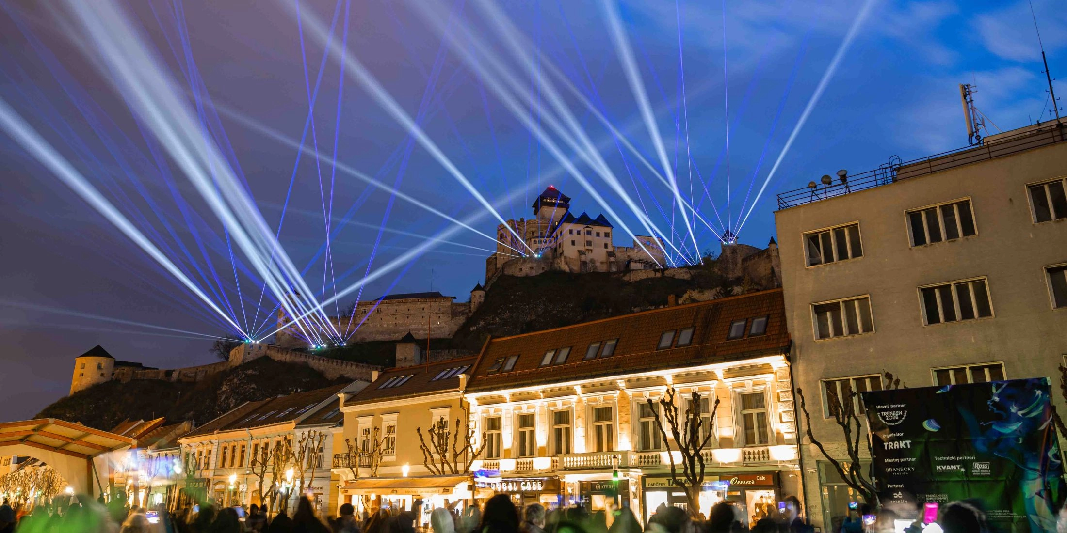 Laserowy pokaz świetlny nad Zamkiem Trenczyńskim i centrum miasta podczas Trenczyn 2026.