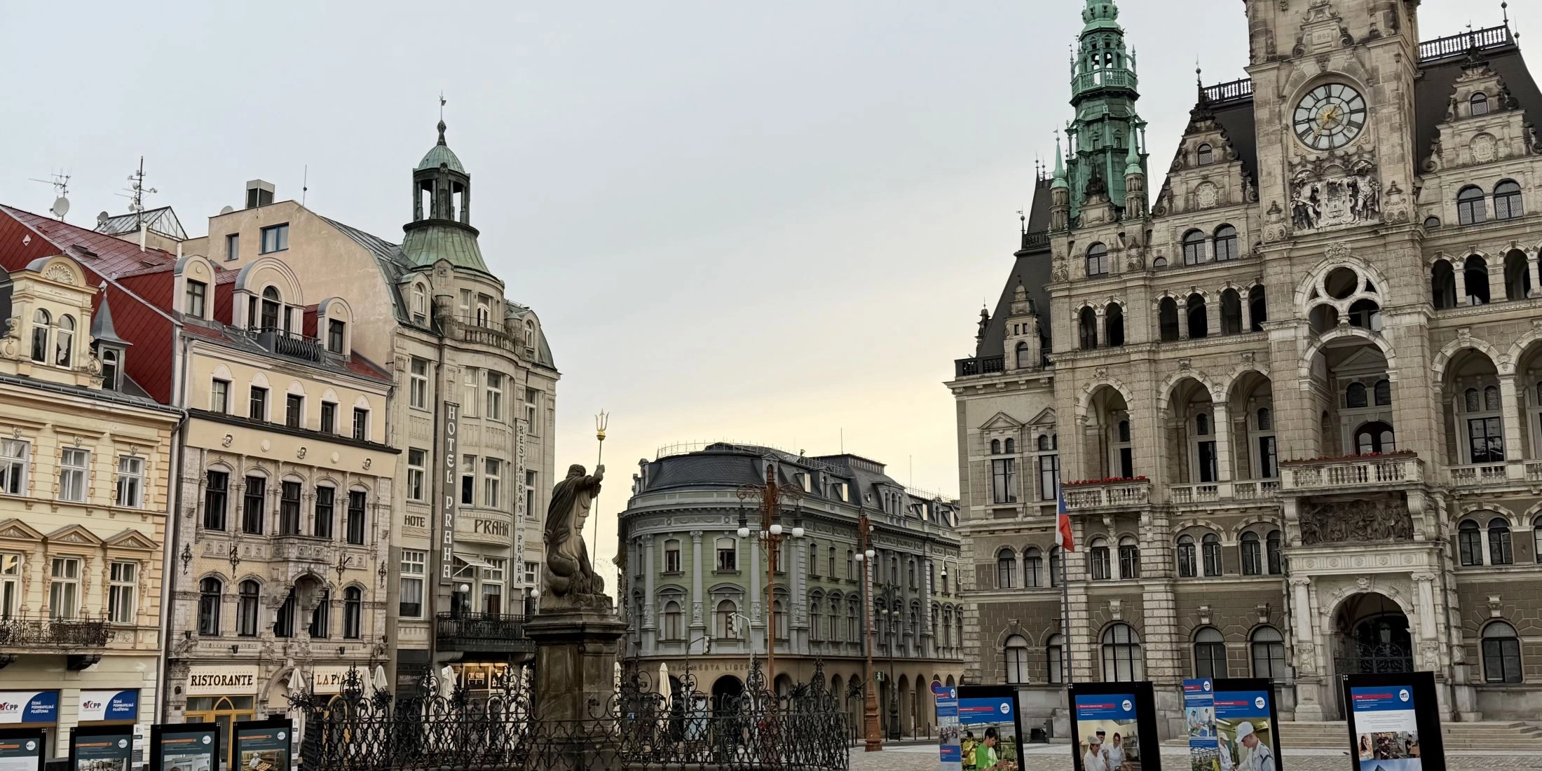 Rynek w Libercu z neorenesansowym ratuszem i zabytkową fontanną