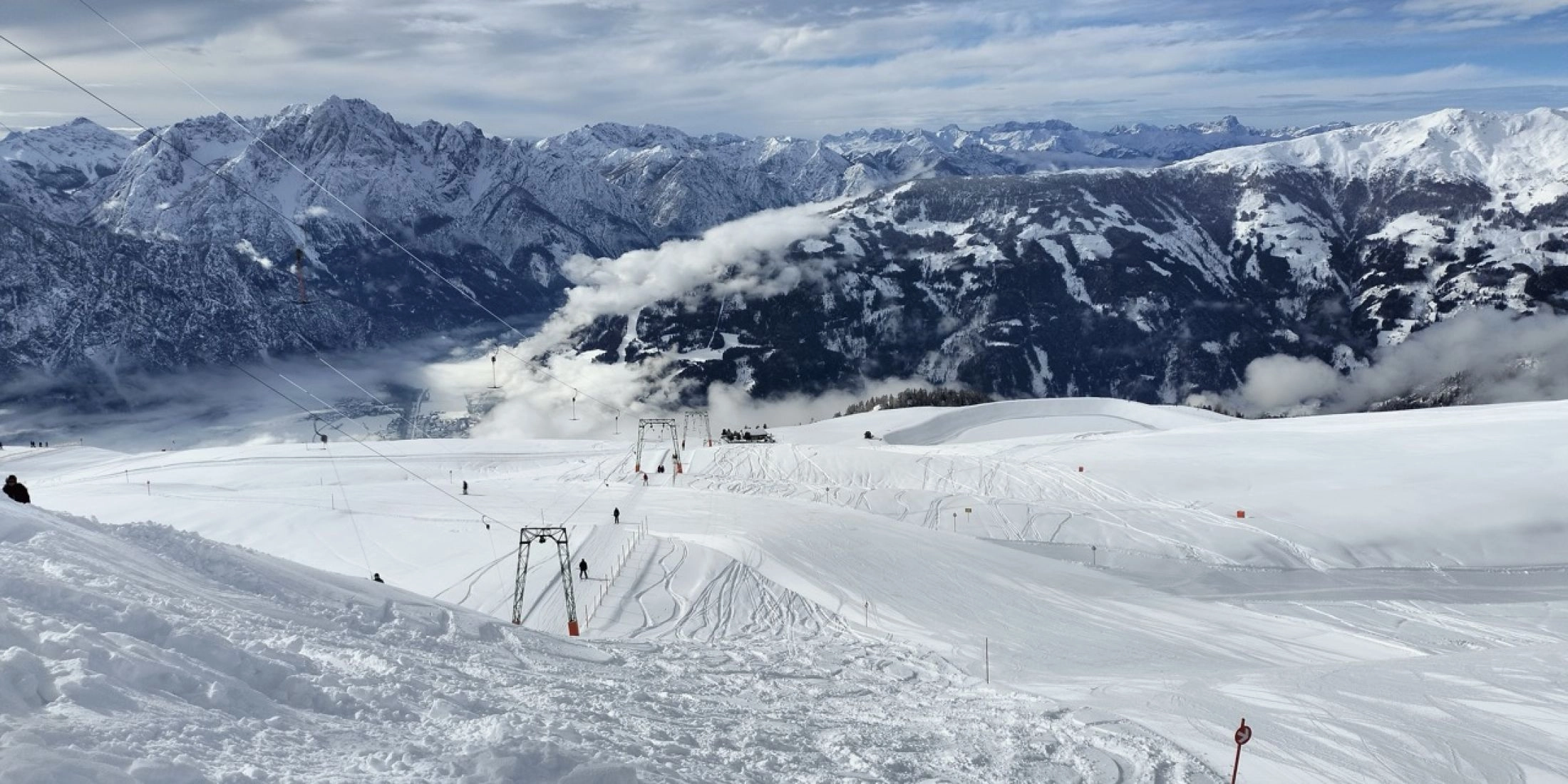 Panorama Dolomitów Lienzkich i stoki narciarskie Zettersfeld nad Lienz w Tyrolu Wschodnim.