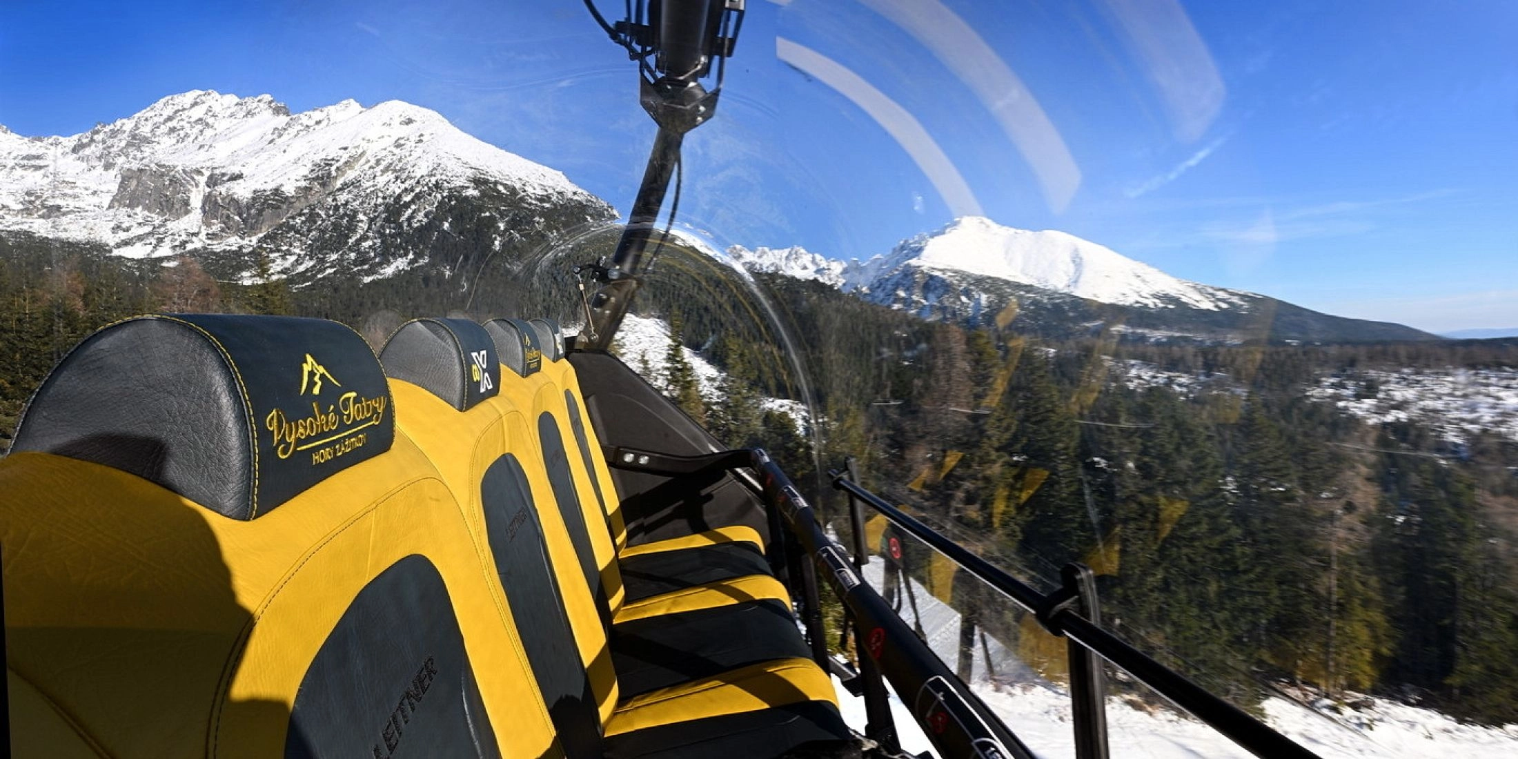 8-osobowa kanapa kolejki linowej w Štrbskim Plesie, widok na zaśnieżone Tatry Wysokie