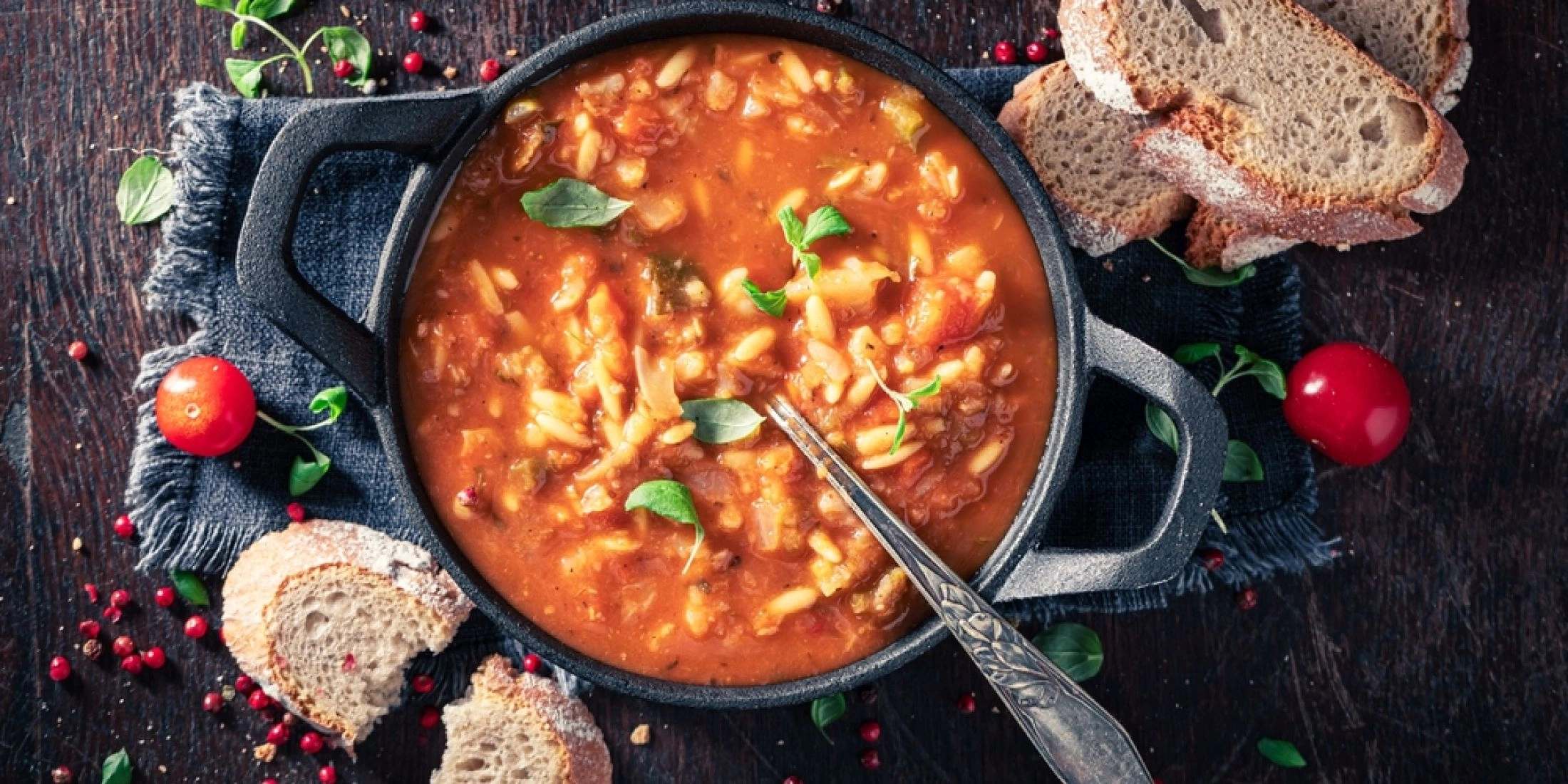 Sardyńska minestrone w żeliwnym garnku z warzywami i fasolą, podawana z chlebem