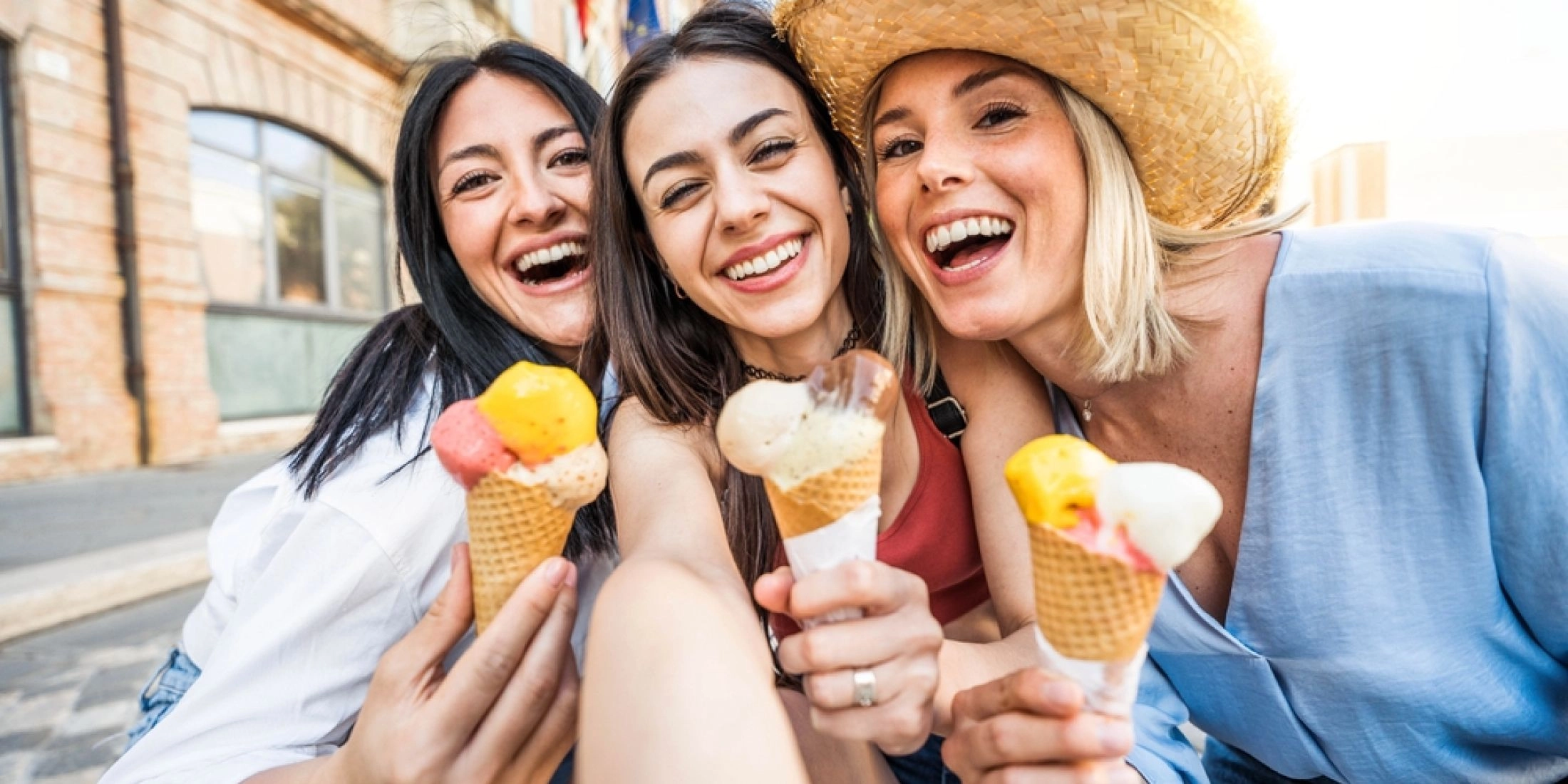 Lody serowe hitem lta 2025 - dziewczyny jedzące lody