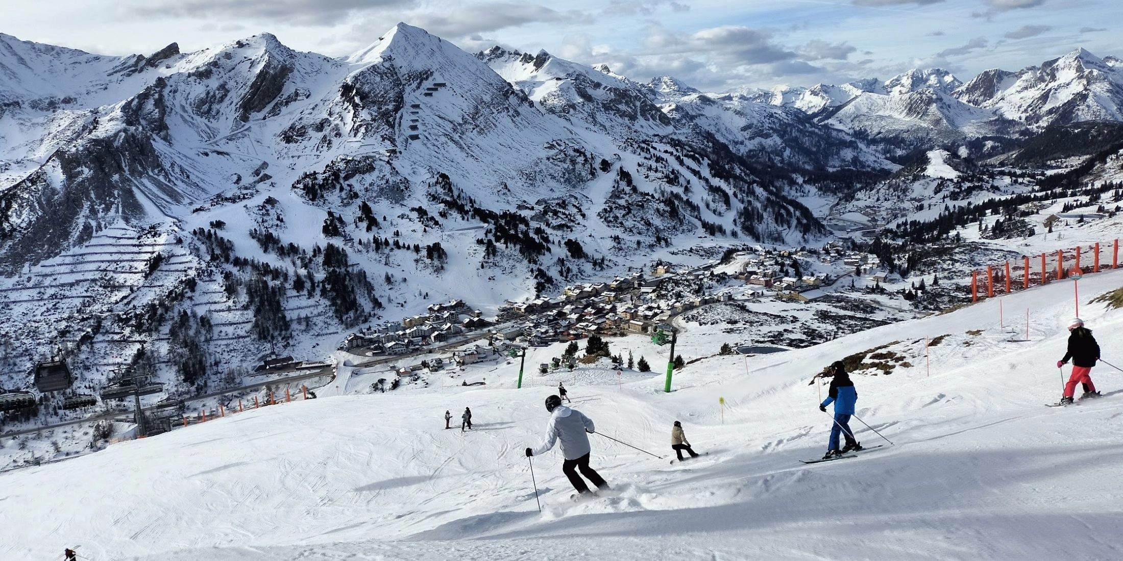 Narciarze na trasach Tauernrunde w Obertauern